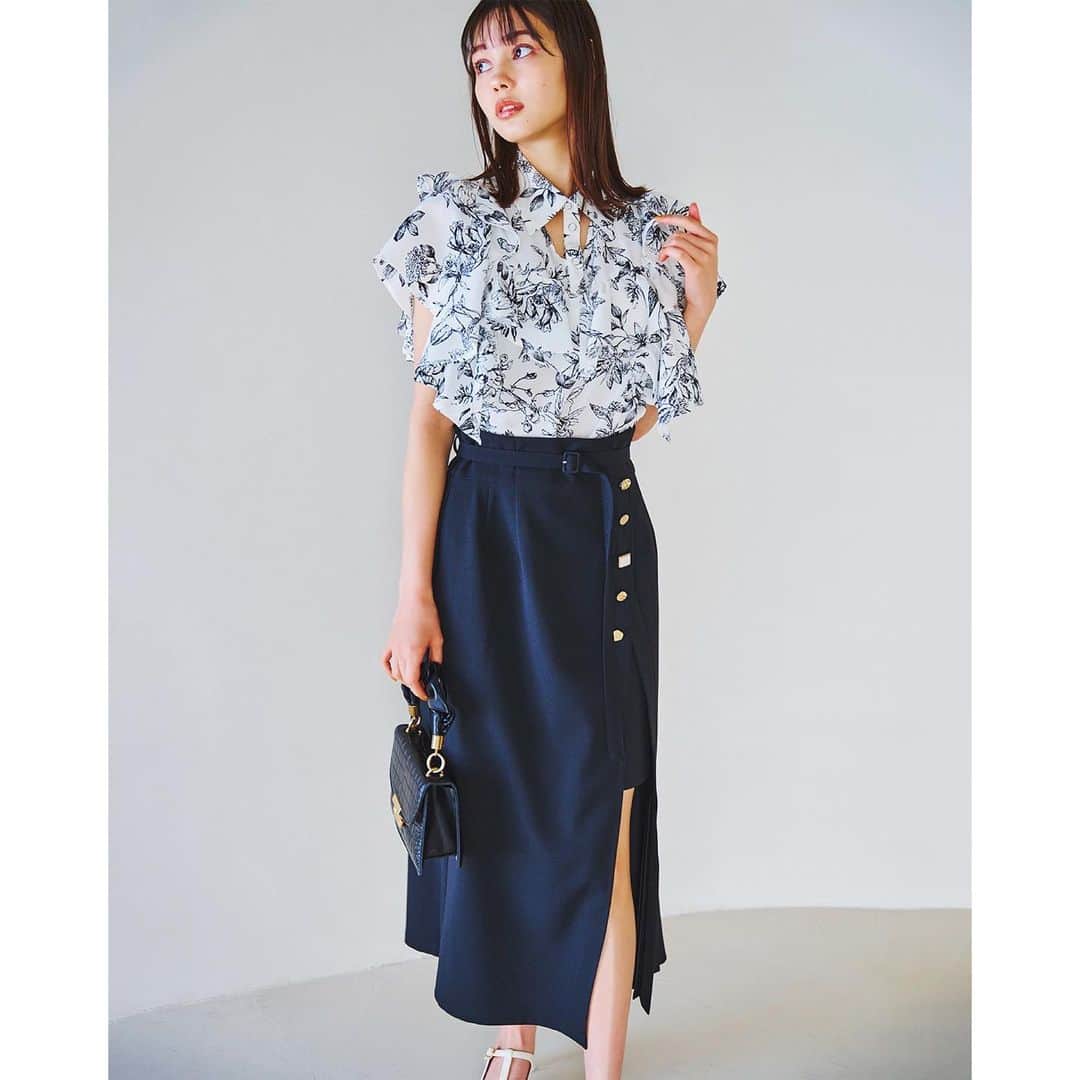 dazzlinさんのインスタグラム写真 - (dazzlinInstagram)「_____ #MURUA × #dazzlin  本日4.21 fri より 全国のdazzlin店舗 & MURUAの一部店舗にて発売開始！  WEBで完売しているカラーや、アイテムも 店舗には新入荷予定になりますので、ぜひチェックしてみてください。  . 【 Collaboration items 】 #ショートコンビタイトワンピース ¥13,200 (tax in) dazzlin限定カラー ：o.white / blue 共通カラー：balck  . #シアージャケット ¥ 9,900 (tax in) dazzlin限定カラー：ivory 共通カラー：gray  . #フリルフレアスカート ¥ 9,900 (tax in) dazzlin限定カラー：ivory 共通カラー：gray size : S / M  . #ハーフスリーブブラウス ¥ 7,150 (tax in) dazzlin限定カラー：blue 共通カラー：o.white  . #アシメプリーツラップスカート ¥ 9,900 (tax in) dazzlin限定カラー：khaki 共通カラー：ivory / black  . ______________________________  . #MURUA #ムルーア #dazzlin #ダズリン #2023ss #夏服 #夏服コーデ #夏コーデ #ワンピース #ワンピースコーデ #セットアップ #ブラウス #ブラウスコーデ #女子会 #カフェ活 #ランチコーデ #デートコーデ #大人カジュアル #淡色女子 #淡色女子コーデ」4月21日 10時16分 - dazzlin_official
