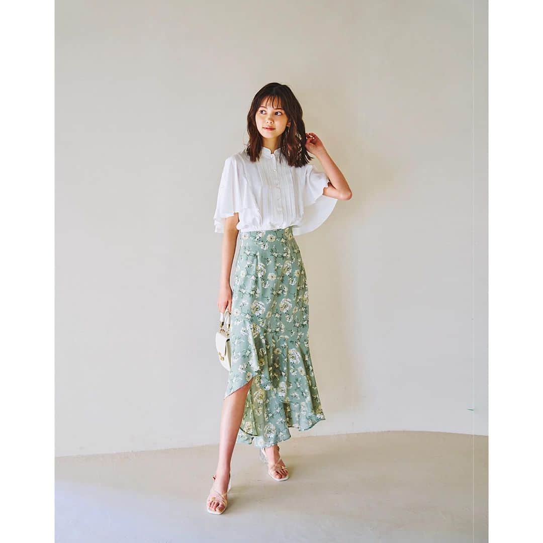 dazzlinさんのインスタグラム写真 - (dazzlinInstagram)「_____ #MURUA × #dazzlin  本日4.21 fri より 全国のdazzlin店舗 & MURUAの一部店舗にて発売開始！  WEBで完売しているカラーや、アイテムも 店舗には新入荷予定になりますので、ぜひチェックしてみてください。  . 【 Collaboration items 】 #ショートコンビタイトワンピース ¥13,200 (tax in) dazzlin限定カラー ：o.white / blue 共通カラー：balck  . #シアージャケット ¥ 9,900 (tax in) dazzlin限定カラー：ivory 共通カラー：gray  . #フリルフレアスカート ¥ 9,900 (tax in) dazzlin限定カラー：ivory 共通カラー：gray size : S / M  . #ハーフスリーブブラウス ¥ 7,150 (tax in) dazzlin限定カラー：blue 共通カラー：o.white  . #アシメプリーツラップスカート ¥ 9,900 (tax in) dazzlin限定カラー：khaki 共通カラー：ivory / black  . ______________________________  . #MURUA #ムルーア #dazzlin #ダズリン #2023ss #夏服 #夏服コーデ #夏コーデ #ワンピース #ワンピースコーデ #セットアップ #ブラウス #ブラウスコーデ #女子会 #カフェ活 #ランチコーデ #デートコーデ #大人カジュアル #淡色女子 #淡色女子コーデ」4月21日 10時16分 - dazzlin_official