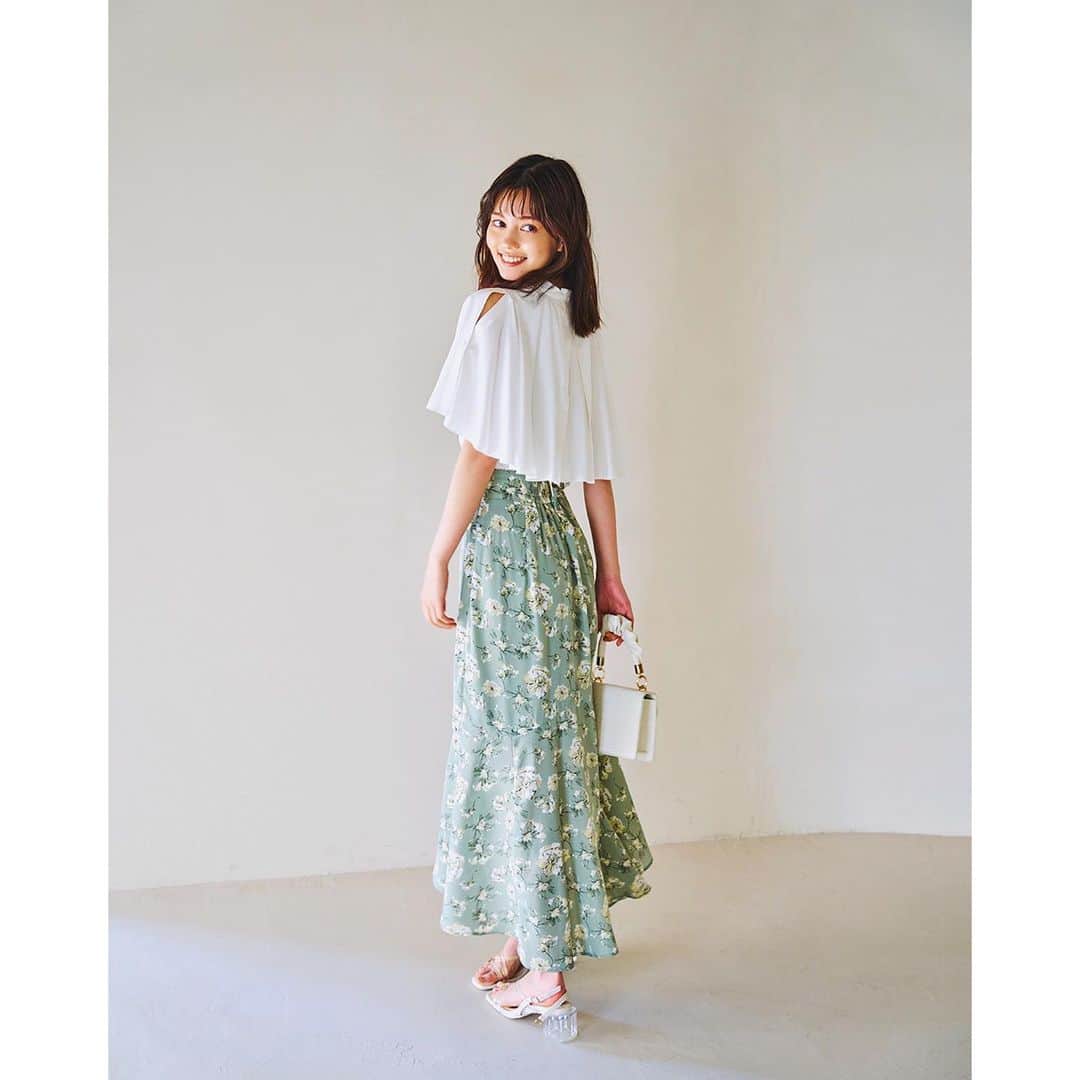 dazzlinさんのインスタグラム写真 - (dazzlinInstagram)「_____ #MURUA × #dazzlin  本日4.21 fri より 全国のdazzlin店舗 & MURUAの一部店舗にて発売開始！  WEBで完売しているカラーや、アイテムも 店舗には新入荷予定になりますので、ぜひチェックしてみてください。  . 【 Collaboration items 】 #ショートコンビタイトワンピース ¥13,200 (tax in) dazzlin限定カラー ：o.white / blue 共通カラー：balck  . #シアージャケット ¥ 9,900 (tax in) dazzlin限定カラー：ivory 共通カラー：gray  . #フリルフレアスカート ¥ 9,900 (tax in) dazzlin限定カラー：ivory 共通カラー：gray size : S / M  . #ハーフスリーブブラウス ¥ 7,150 (tax in) dazzlin限定カラー：blue 共通カラー：o.white  . #アシメプリーツラップスカート ¥ 9,900 (tax in) dazzlin限定カラー：khaki 共通カラー：ivory / black  . ______________________________  . #MURUA #ムルーア #dazzlin #ダズリン #2023ss #夏服 #夏服コーデ #夏コーデ #ワンピース #ワンピースコーデ #セットアップ #ブラウス #ブラウスコーデ #女子会 #カフェ活 #ランチコーデ #デートコーデ #大人カジュアル #淡色女子 #淡色女子コーデ」4月21日 10時16分 - dazzlin_official