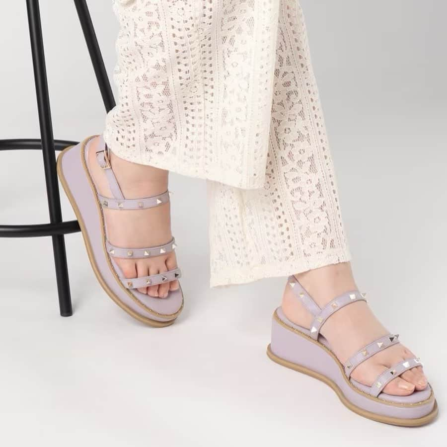 エスペランサ公式さんのインスタグラム写真 - (エスペランサ公式Instagram)「STUDS SANDALS ◽︎ ▪︎ ◽︎  エスペランサの人気デザイン、スタッズシリーズ！ 今年も高さ違いで入荷しています♪  あなたならどっちの高さですか？♡  ・ ・ 公式オンラインストアにてブログで紹介中です。 この機会に是非チェックしてみてください✔︎  ▶︎画像をスクロールして商品画像checkしてみてね✔︎  #エスペランサ #フェミニンコーデ #フェミニンカジュアル #フェミニンスタイル #フェミニンファッション #レディースシューズ #パンプス女子 #厚底靴 #プラットフォーム #プラットフォームサンダル #ストラップパンプス #サンダルコーデ #サンダルコーディネート #春カラー #春カラーコーデ  #ミュールサンダル #厚底シューズ  #スタッズ #スタッズサンダル #スタッズデザイン #ウェッジソール #ウェッジソールサンダル」4月21日 10時25分 - esperanza_official