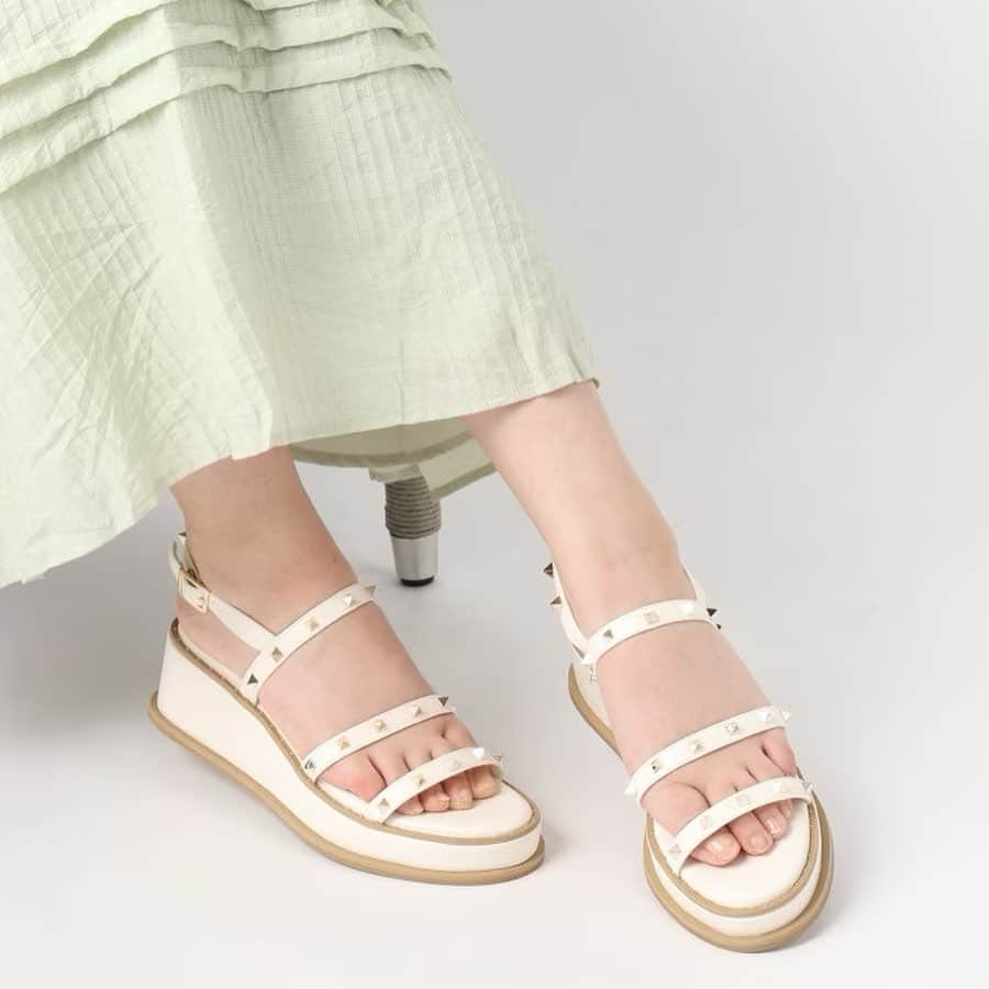 エスペランサ公式さんのインスタグラム写真 - (エスペランサ公式Instagram)「STUDS SANDALS ◽︎ ▪︎ ◽︎  エスペランサの人気デザイン、スタッズシリーズ！ 今年も高さ違いで入荷しています♪  あなたならどっちの高さですか？♡  ・ ・ 公式オンラインストアにてブログで紹介中です。 この機会に是非チェックしてみてください✔︎  ▶︎画像をスクロールして商品画像checkしてみてね✔︎  #エスペランサ #フェミニンコーデ #フェミニンカジュアル #フェミニンスタイル #フェミニンファッション #レディースシューズ #パンプス女子 #厚底靴 #プラットフォーム #プラットフォームサンダル #ストラップパンプス #サンダルコーデ #サンダルコーディネート #春カラー #春カラーコーデ  #ミュールサンダル #厚底シューズ  #スタッズ #スタッズサンダル #スタッズデザイン #ウェッジソール #ウェッジソールサンダル」4月21日 10時25分 - esperanza_official