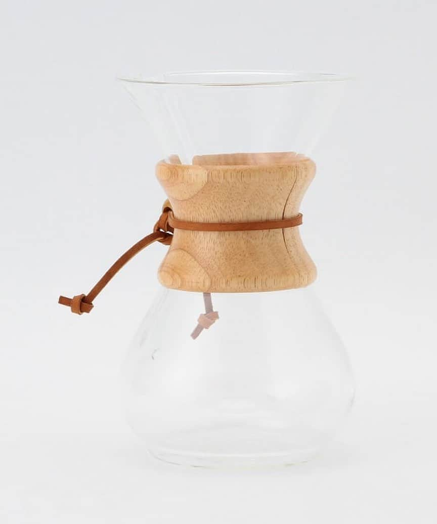 BEAMS ZAKKAのインスタグラム：「【ビームスの百名品】 . CHEMEX / コーヒーメーカー 6cup ¥8,030 （税込）  アメリカの科学者“ピーター・シューラムボーム”が実験器具をヒントにデザインしたコーヒーメーカー。 1941年には、MOMA（ニューヨーク近代美術館）パーマネントコレクション（永久展示品）にも認定された世界的名品です。一体成型されたガラスのボディに、木製のパーツや革紐を使った絶妙なデザインバランスが魅力のアイテム。 実際にコーヒーを入れるのはもちろん、キッチンのインテリアとしてもおすすめのアイテムです。こちらはご家族やコーヒーを飲む量が多い方などにピッタリの6cup用。  #beams #ビームス #bprbeams  #chemex」