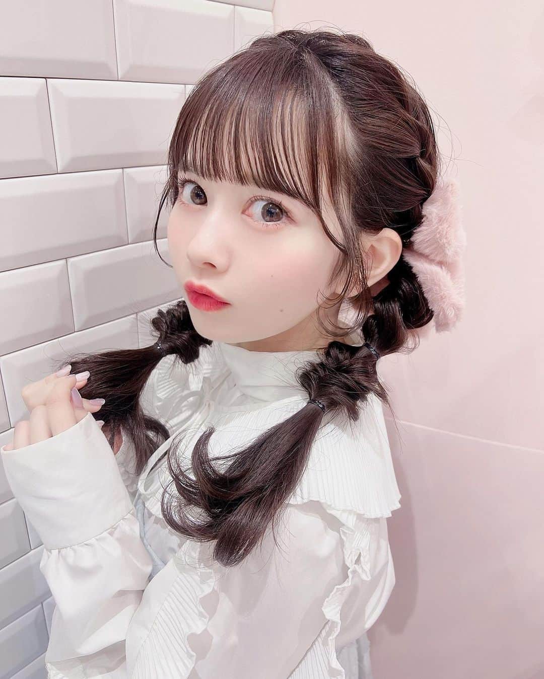 近藤沙瑛子のインスタグラム：「おはよう🎀💭  あいりさん @air___147 にしてもらったふわふわヘアアレンジ☺️   #アイドル #ババババンビ #へああれんじ #ヘアセット #みつあみ  #みつあみアレンジ #ツインテール #渋谷美容室 #東京美容室 #japanesegirl #idol」