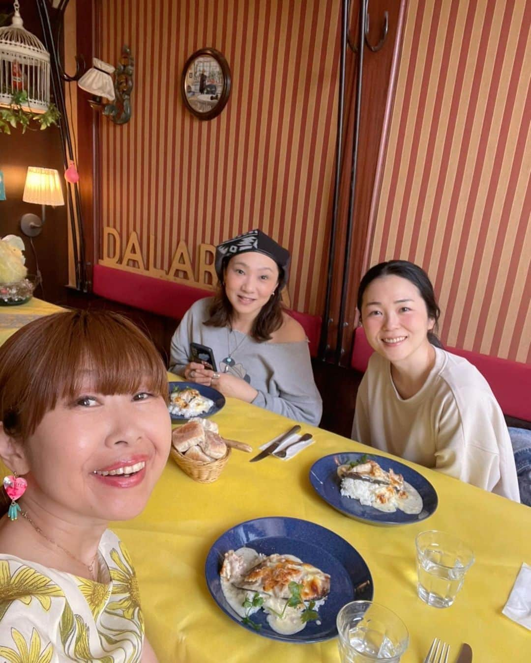 上野まなのインスタグラム：「🍴✨  ウクレレ仲間と、六本木にある北欧料理のお店にてランチ会♡  内装が可愛くてお料理も美味しかったぁ☺️ まちこちゃん素敵なお店を教えてくれてありがとう！  この後は少し歩いて、カフェにも連れてってもらいました❤️次に載せます☺️  #machikomaui #九里みほ #ウクレレ女子  #上野まな #女子会 #北欧料理  #初めて食べたよ」