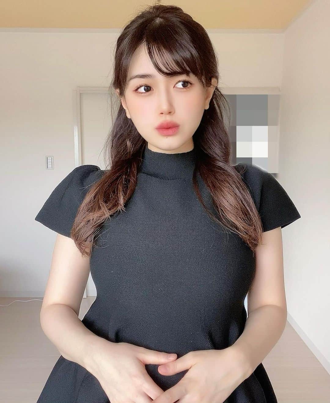藤堂なえみのインスタグラム：「おはよう☁️☁️ 髪切りたい！整えたい！ もうずっと行ってないの🈂️🍒💦  （🈂️これ北海道弁に丁度いい笑）  北海道弁って 指摘されて、 え？今の方言なの？って なる事多くないかい？🐄💚  全身 @grl_official コーデ 可愛い💕🧠💫 tops [kz231] s pants [gm502]ライトピンク xs shoes [gd1352]アイボリー 23.5cm  #グレイル #grl #グレイル購入品 #グレイルコーデ #grl購入品 #grlコーデ #dholic #ディーホリック #プチプラコーデ #プチプラ #高見えコーデ #大人コーデ #韓国ファッション #韓国コーデ #韓国  #かわいい  #エロ可愛い  #美女 #美人 #インスタ映え #清楚系女子 #清楚コーデ #エロボディ #スタイル抜群 #マタニティコーデ #カフェ巡り #巨乳美女 #モデル  #春コーデ #フェミニンコーデ」