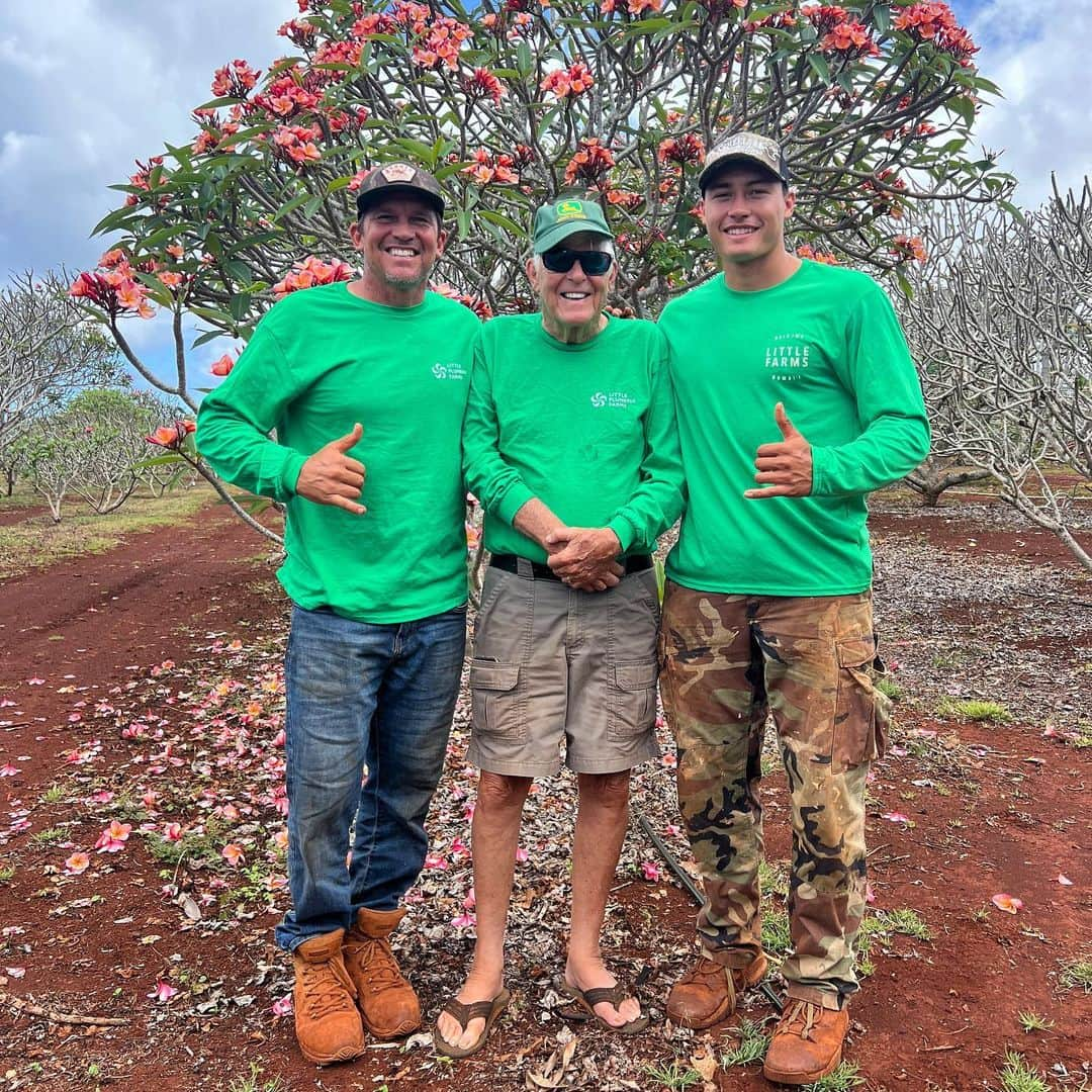 クラーク・リトルさんのインスタグラム写真 - (クラーク・リトルInstagram)「Jim Little, Clark Little, Dane Little @littleplumeriafarms  growing plumeria since 1973! 3 generations. A proud little Ohana  #aloha Long sleeve Plumeria T-shirts, are available on our Little Plumeria Farms website🤙🏼 #mahalo link in bio」4月21日 10時32分 - clarklittle