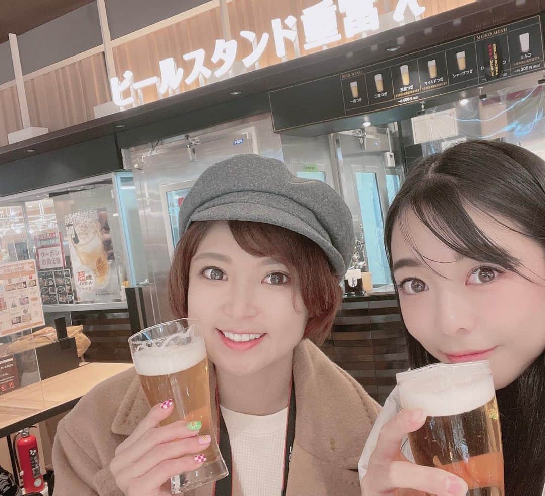 神崎美羽のインスタグラム：「ビールスタンド重富🍺 広島駅の中にあるビールスタンド🍻  ビール5959してくれる貴重なともだちのよしかと泡の違うビールを飲んできました✨  泡のキメと入れ方で同じビールなんだけど、全然違くなる😲  おつまみ的なのはなくてビールだけの販売ですが、 周りのお店で買って持ち込みできるのでおつまみには困らないです😋  今度は本店の方にも行ってみたいなー！  つづく  #ビールスタンド重富 #ビールスタンド重富ekie  #ビールスタンド #beer #旅行 #travel #girlstrip  #trip #女子旅 #広島」