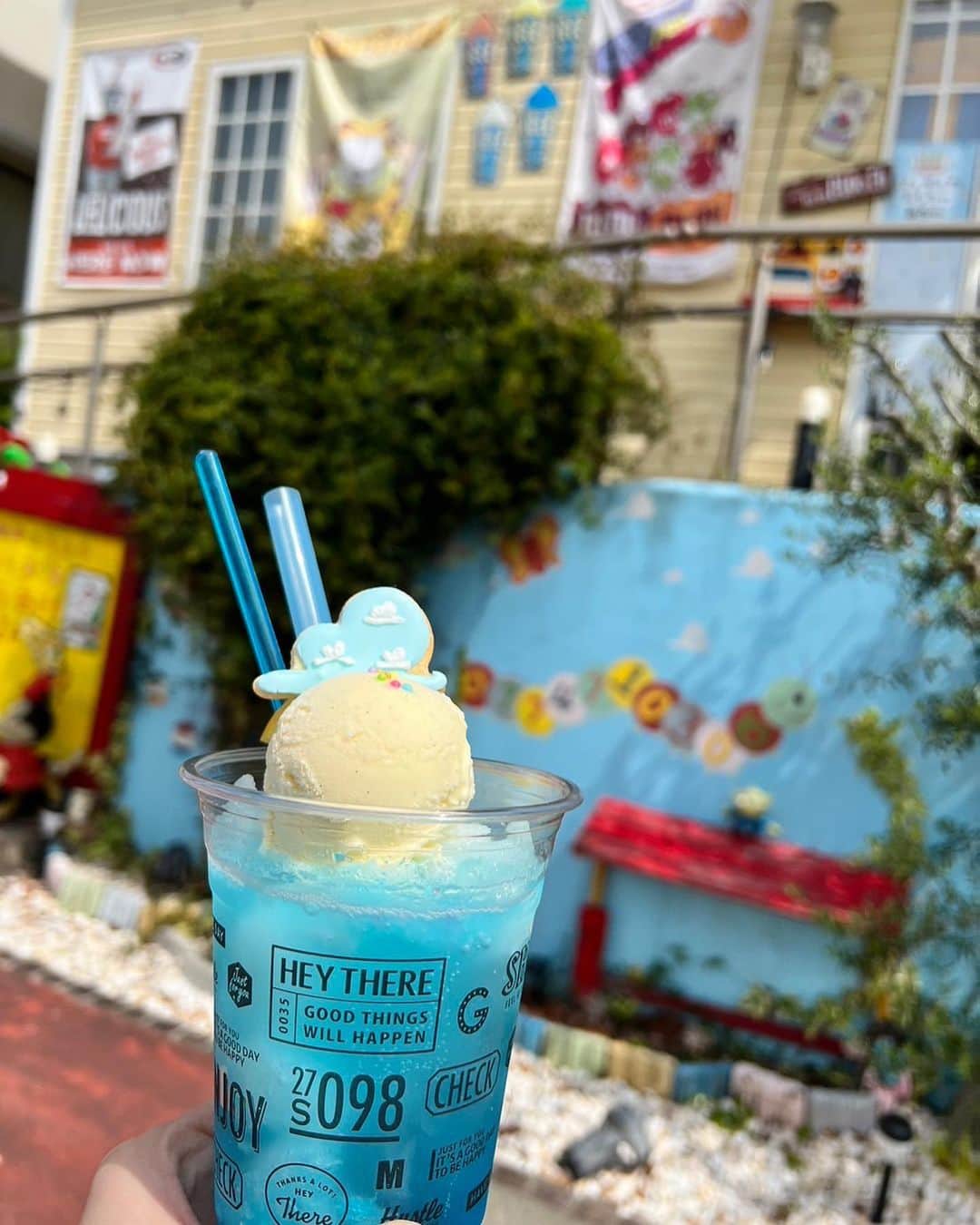 まーくんさんのインスタグラム写真 - (まーくんInstagram)「おはようございます😃 今日は11:00〜21:00までオープンしています🌈  今日も暑いですね🥵 そんな時は大人気の #青空ソーダ 🥤 テイクアウトもできるようになりました🧊 上に乗せるアイスは数種類からお選びいただけます🍨  イベント価格にして残ったおもちゃやピンバッジ達は価格そのままにしておりますので、大変お買い得です🤩  🚨4/29(土)30(日)アメ村BIGSTEPでのイベント出店の為、終日お休みです🚨  ディズニー関連グッズは在庫一掃セール中‼️  (店頭ではお支払い方法へ現金のみとなります💸) JAPAN only for sale🇯🇵  ⭐️金土の夜は21時まで営業🍺  🍰自家製ケーキや カラフルな #カップケーキ🧁や自家製ケーキ🍰 イートイン、テイクアウトどちらも可能です😋 売り切れ次第終了となります🙇‍♂️  トイストーリー🧸カーズ🏎 ミッキー などディズニー系🏰 アメ雑🇺🇸 販売コーナーございます🤖🚗 主にアメリカから輸入したおもちゃ達🇺🇸  📝定休日は水曜日😪 📝住所は京都府ですが信号1つ越えれば奈良市です🦌 📝#奈良駅、高の原駅 よりバスで20分🚌 #奈良公園 から車で10分 🚗 #プリンの森 から車で5分🚗  My shop is close to Nara Park🦌 about 20min by Bus🚌 I'm looking forward to you  visiting my shop🌈 Open 11:00〜18:00🌈 Wed is regular holiday😪 When you will come. Please DM📩  #奈良#カフェ#ランチ#ケーキ#奈良カフェ#木津川市#トイストーリー #カーズ  #ミニカー#トミカ じゃないよマテルだよ🚗　#リトルグリーンメン#アメリカン雑貨#アメリカン#ガレージ#ヴィンテージ #レトロ　#アメトイ　#トイストーリー5 制作中⁉️ 今のうちに色々集めておきましょう🎶」4月21日 10時41分 - gustare.masaki