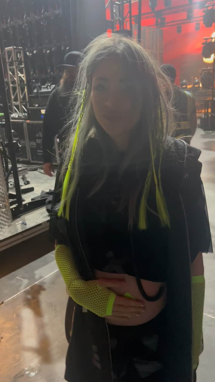 アリソン・ワンダーランドのインスタグラム：「Moments before stepping on stage last week! Coachella @thewhytefang show round 2 tomorrow 9:05pm gobi stage. Ill be 8 months pregnant. Yes it is getting LIVE-STREAMED for all of u at home. LFG」