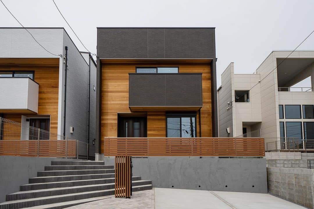 のインスタグラム：「・ ＿＿＿＿＿＿＿＿＿＿＿＿＿＿＿＿＿＿＿＿  ＼新登場／ 選べる4つのSTYLE 　　　　× YAWARAGI Design  暮らし方に合わせた4つの建築スタイルを 優れたコストパフォーマンスでご提案いたします。  ＿＿＿＿＿＿＿＿＿＿＿＿＿＿＿＿＿＿＿＿  ご新築、リフォームなら やわらぎ住宅にお任せください！ お見積りは無料で承っております。 お気軽にお問い合わせください。  ▼ご来場予約・資料請求は @yawaragi_jutaku からHPへ  📍近江八幡市鷹飼町北4-5-1 📞📱0748-32-0080  ＿＿＿＿＿＿＿＿＿＿＿＿＿＿＿＿＿＿＿＿  #外観デザイン #外構デザイン #エクステリア #レッドシダー #家事楽 #家事楽動線 #家事楽間取り #新築 #新築一戸建て #リフォーム #リノベーション #リノベ #外壁リフォーム #屋根葺き替え #増改築 #自由設計 #インテリア #インテリアデザイン #リビングインテリア #キッチンインテリア #マイホーム #マイホーム計画 #家づくり #家づくりアイデア #滋賀工務店 #近江八幡工務店 #やわらぎ住宅 #yawaragi_jutaku」