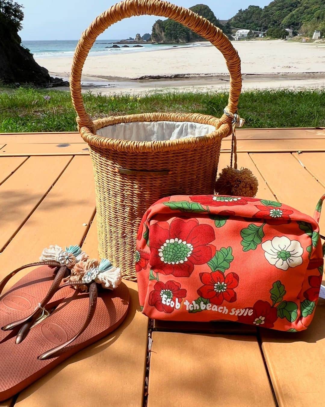 のインスタグラム：「おはようございます🌴 今日も下田は夏日です☀️  Ecobltch beach style 🥥 撥水加工のポーチ♡ 柄はフラワーシリーズ🏵  サーフィンに行く時やトリップ行く時に大活躍すること間違いなし♡ 撥水加工なので、お子様の何か入れるのもいい♡  平置きタイプの方は 水着入れにしたり、　  ボックスタイプは 日焼け止めや保湿パームやアフターサンスプレー入れたり。サイドポケットには ミラーなど入れたり♡  ポーチにあまり、持ち手付いてるの 少ないですがストラップ付いてて便利です♡  #ecobitchbeachstyle  #pinkmafia #pinkmafiasmd #izu #shimoda」