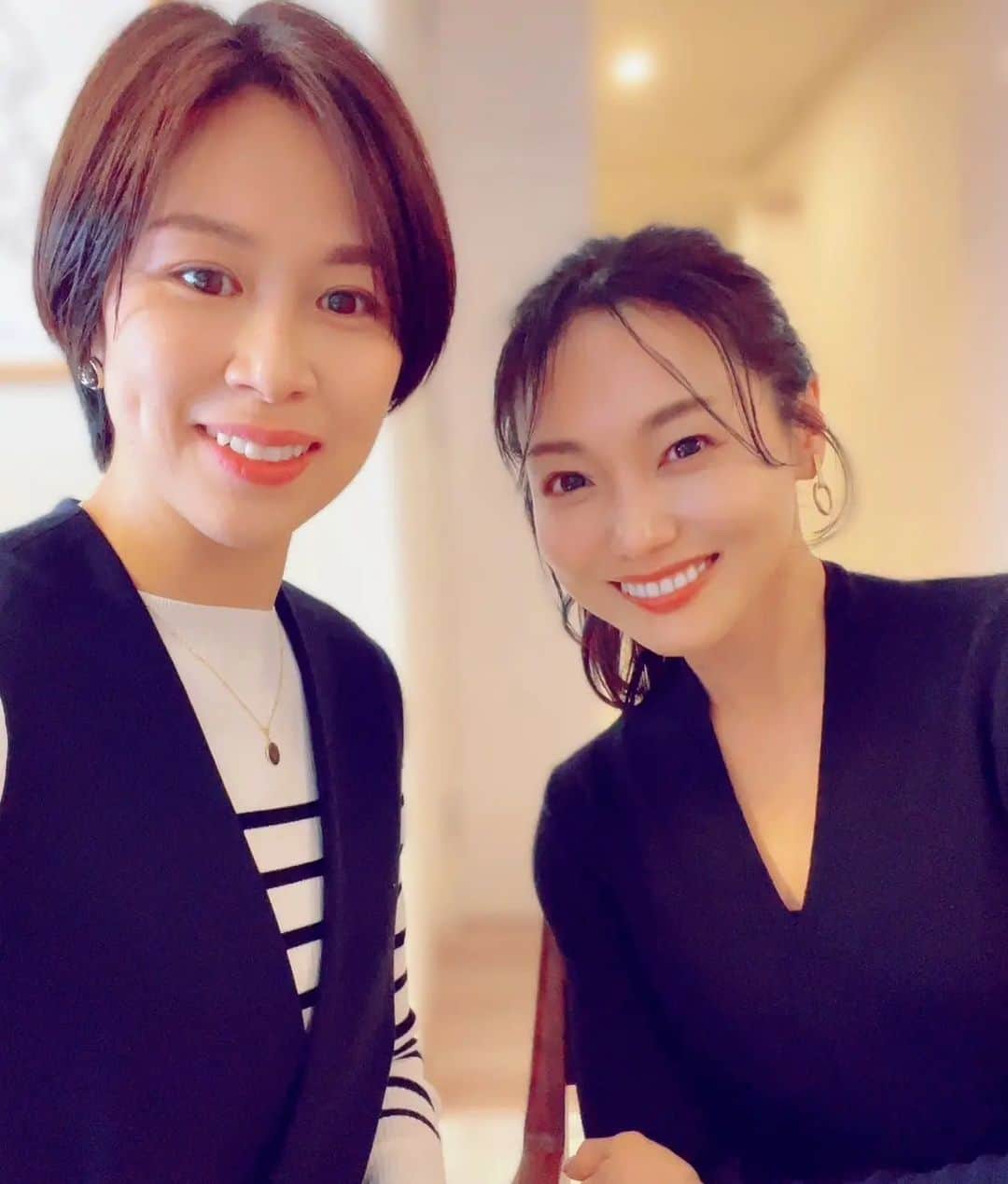 華耀きらりさんのインスタグラム写真 - (華耀きらりInstagram)「若葉の季節ですね  久しぶりに同期の ヨッチャン(月央和沙さん)に 会えましたぁ この方、 出会った時と変わらない 素敵で、 温かく、 格好良い女性です。 ショートカットも似合い過ぎ  そして、なにより 面白い！ ホントに面白い！（笑）  笑い過ぎて 腹筋痛く、 口角痛く、  笑顔溢れる大切な温かい時間でした。 ありがとう〜  宝塚受験シーズンには 我が受験校 #ゆめ芸術学園 からの 合格者の報告もしてくれる 温かいヨッチ先生でもあります。  春の楽しみの一つです。  宝塚受験をされた方々や その受験生を支える 沢山の方々の 奮闘の姿に 毎年、感動しています。  お疲れ様でした。  #月央和沙 さん #素敵ママ #88期#花組  #宝塚受験 お疲れ様でした。」4月21日 10時51分 - hi__kirari_kayo
