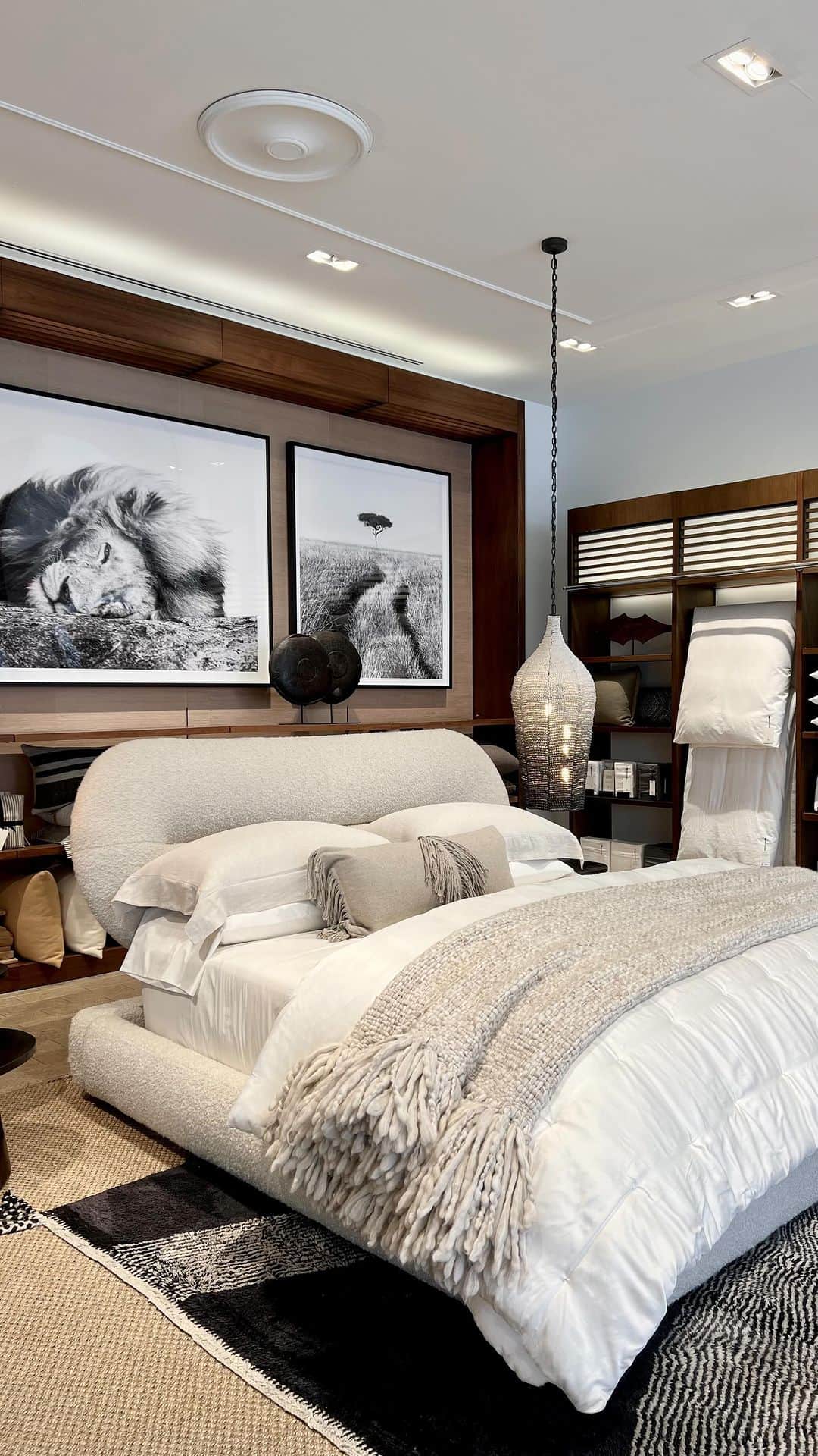 Banana Republic のインスタグラム：「New arrivals just landed in store — this weekend, stop by and discover bedding, pillows, rugs, and more. #BRHome #TheBRLook」