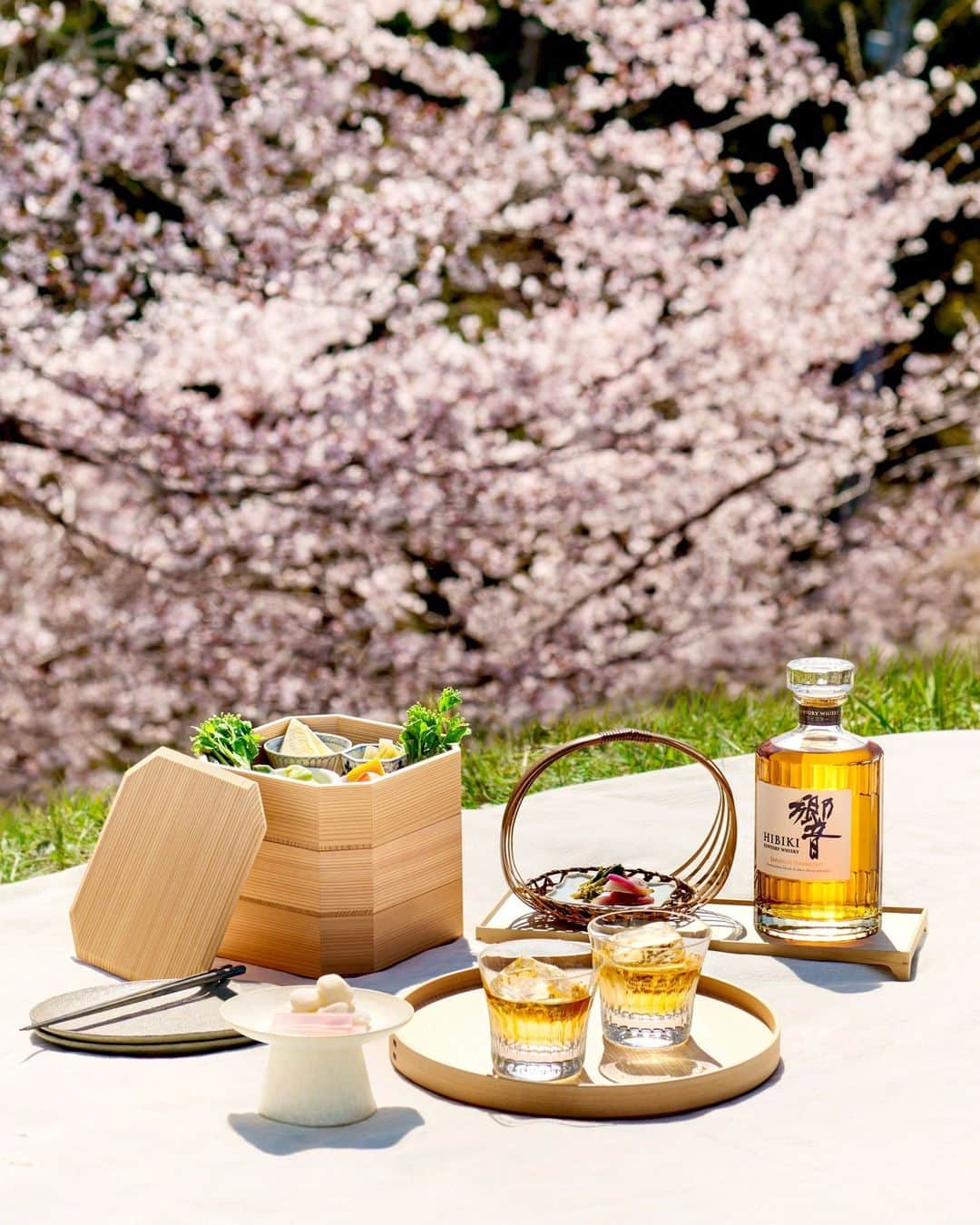 Suntory Whiskyのインスタグラム：「Join us in the time-honored tradition of flower viewing known as “hanami” and take your picnic to a whole new level with a spread of local delicacies including traditional sweets (Wagashi) and seasonal food pairings crafted to complement the harmonious blend of Hibiki Japanese Harmony.⁣ ⁣ #SuntoryWhisky #HibikiWhisky #SuntoryTime」