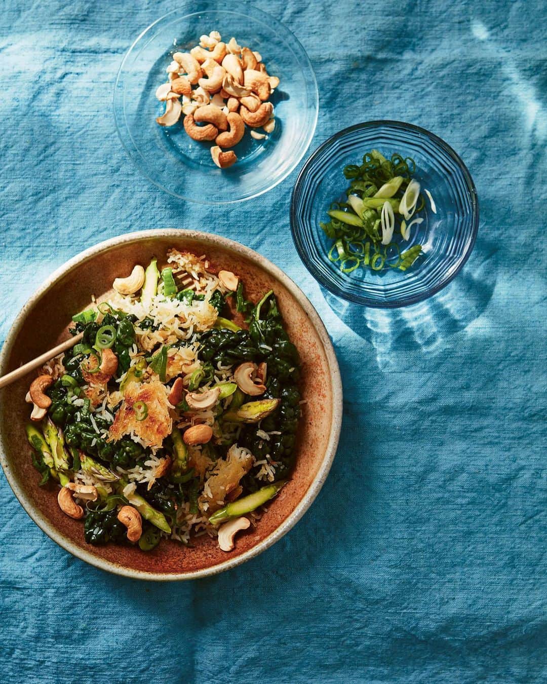 ナイジェラ・ローソンさんのインスタグラム写真 - (ナイジェラ・ローソンInstagram)「This week’s #CookbookCorner features #Plentiful by @denaimoore, and I love it, I love it, I love it!  To read all about this gorgeous book and get the recipe for Crispy Rice Salad with Crunchy Green Vegetables and Salted Cashews,  click on link in bio. Most of you may know what’s meant by “click on link in bio”, so just skip this bit, but for those who don’t, let me explain: tap on my name right up top, which will take you to a page that has a link on it that says www.nigella.com/instagram. When you click on this link, it will take you to a page of photographs: click on the photograph you want the recipe for, and you will be taken to it! .  Photographer: @yukisugiura.photo Book Design: @evi_o and @kaitpolk」4月21日 2時02分 - nigellalawson