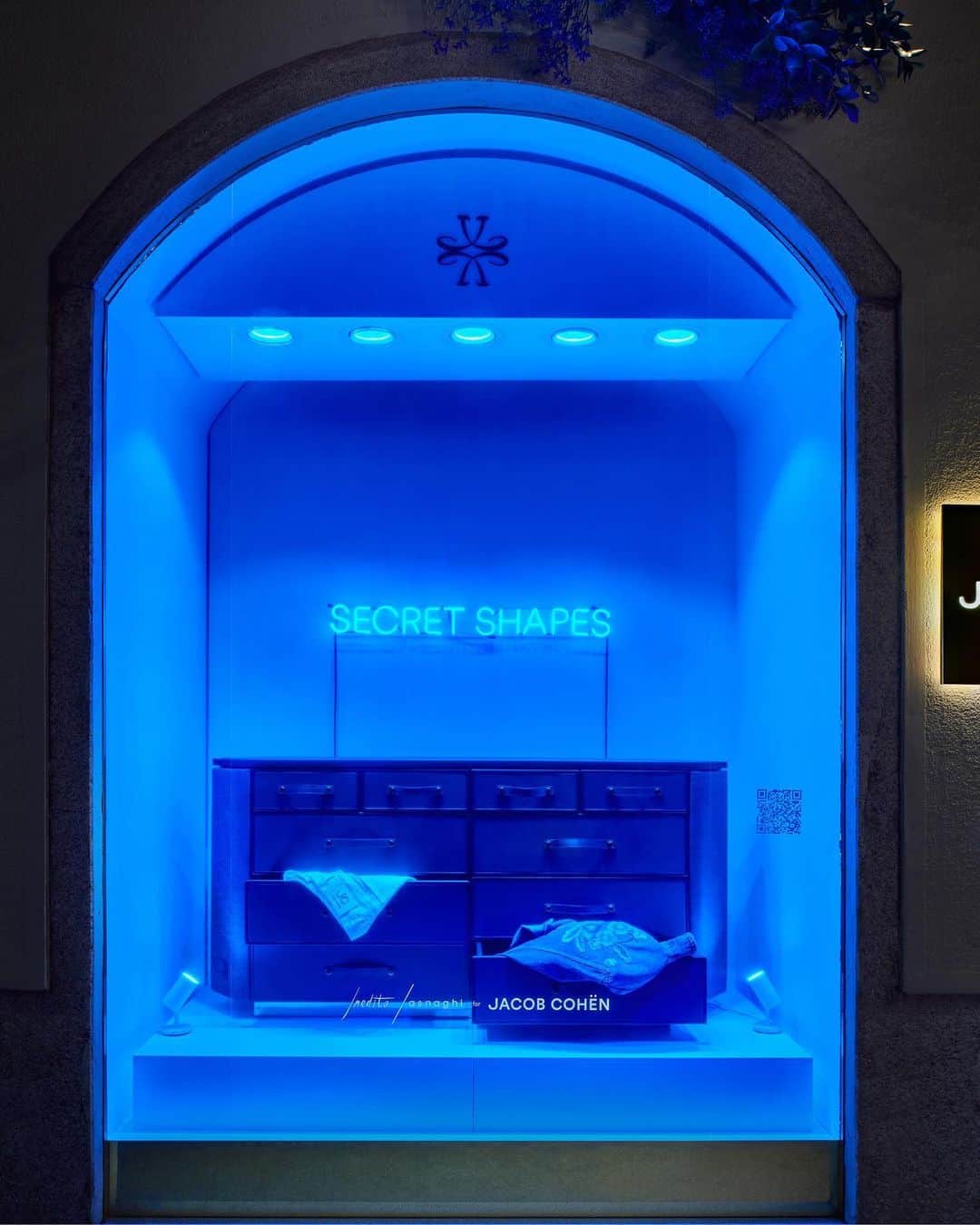 Jacob Cohenのインスタグラム：「Blending tradition and innovation, in the name of the love for denim. Inedito/Asnaghi for Jacob Cohën – Secret Shapes Collection Milan Design Week –17/26th April 2023 Jacob Cohën store, Via della Spiga 29  #IneditoAsnaghiforJacobCohën #SecretShapes  #JacobCohën」