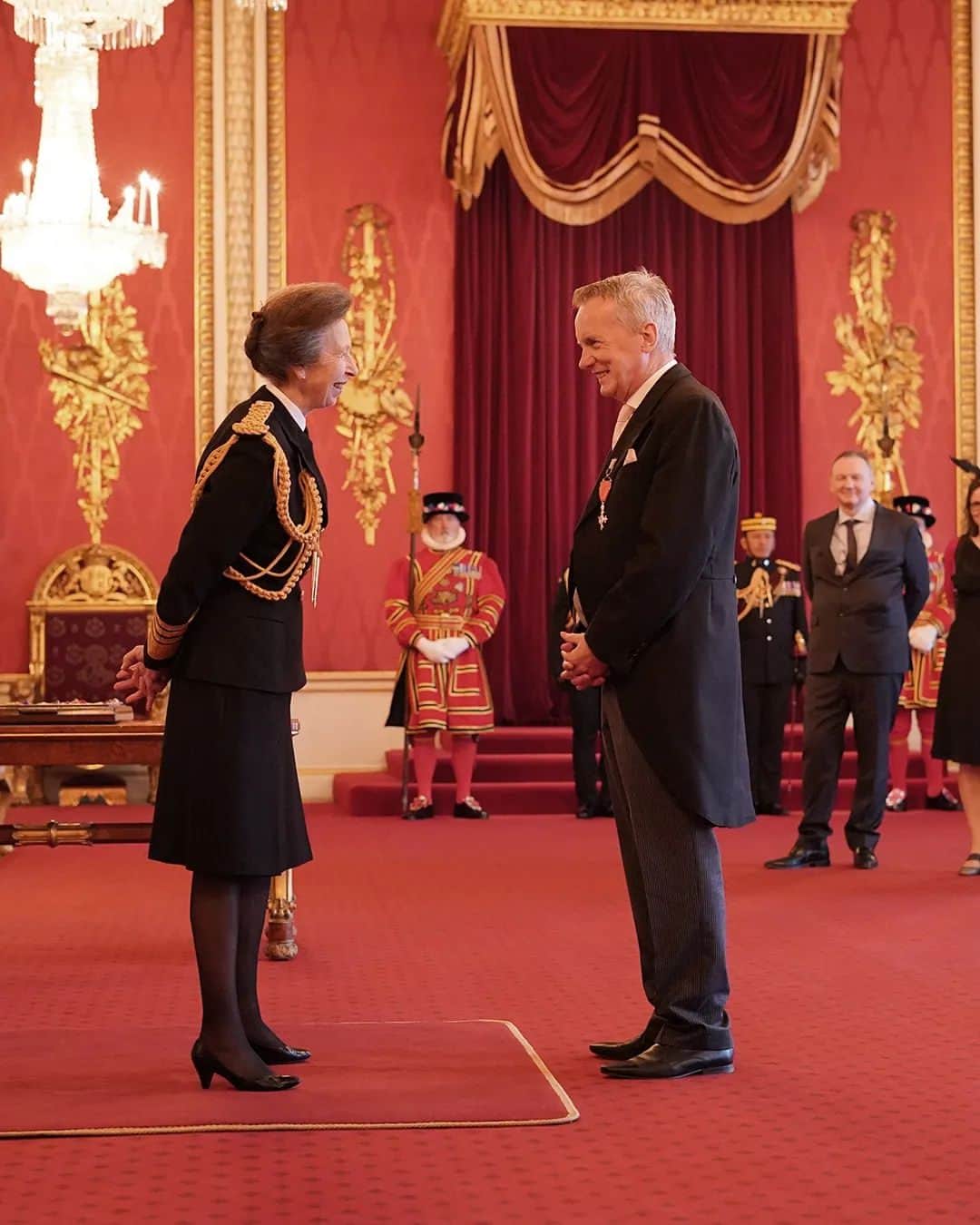 ロイヤル・ファミリーのインスタグラム：「🎖️The Princess Royal presents comedian and broadcaster Frank Skinner with an MBE for his services to entertainment.  👏Congratulations Frank and to all those who were honoured at today’s Investiture Ceremony at Buckingham Palace.」