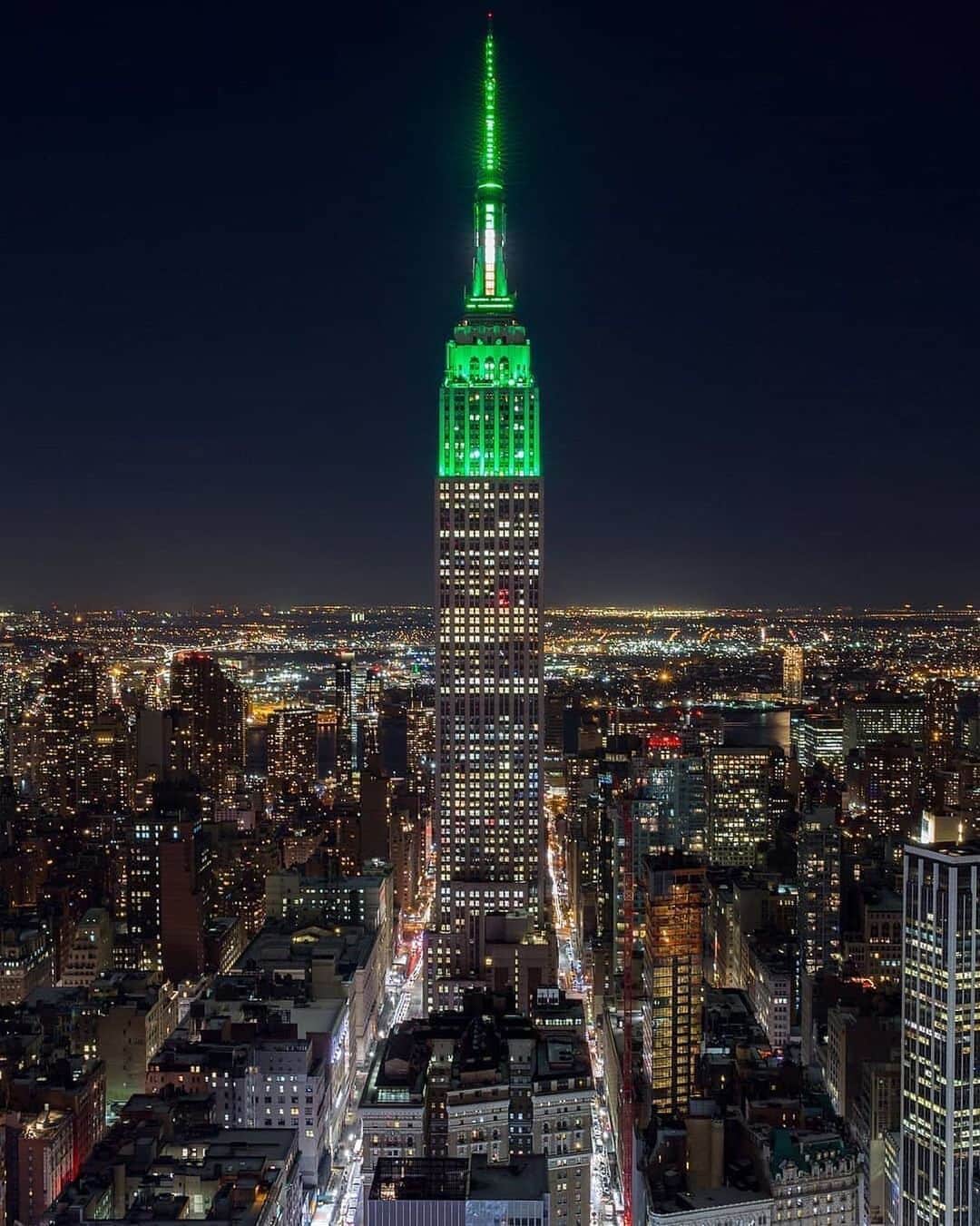Empire State Buildingさんのインスタグラム写真 - (Empire State BuildingInstagram)「Glowing in green tonight in honor of Eid al-Fitr  PC: @mattpugs」4月21日 2時06分 - empirestatebldg