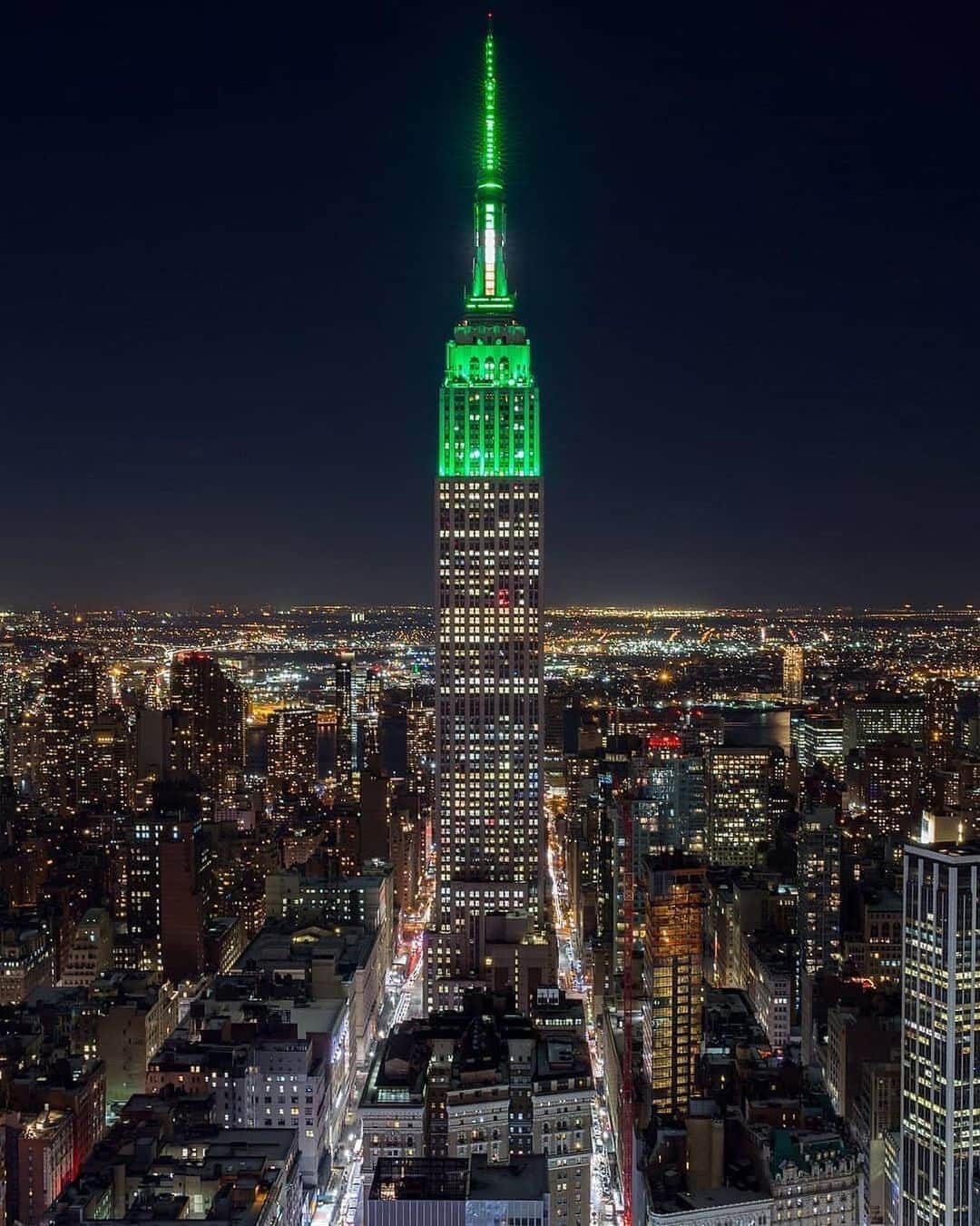 Empire State Buildingのインスタグラム：「Glowing in green tonight in honor of Eid al-Fitr  PC: @mattpugs」