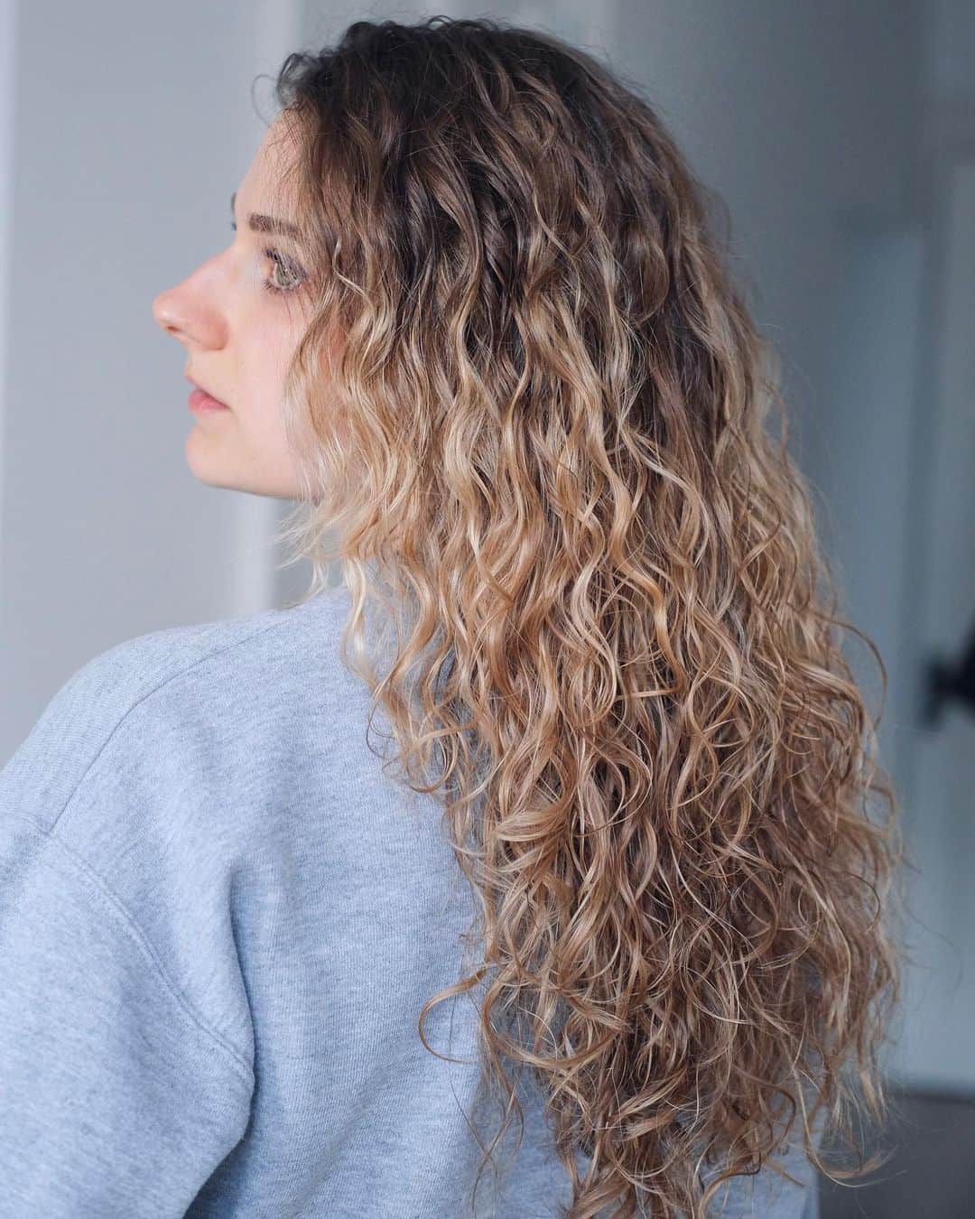ラウラ・デ・ウィットさんのインスタグラム写真 - (ラウラ・デ・ウィットInstagram)「Curls do it better 🌀 Thanks @purelou.nl 🤍」4月21日 2時16分 - lauradewitte