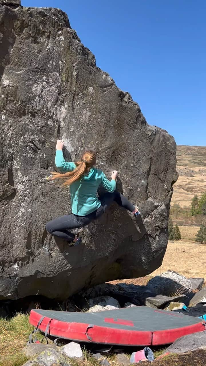 ヘイゼル・フィンドレーのインスタグラム：「Getting my mojo for climbing back. Was cool to do a few classics at Crafnant this week including Wonder Wall (a beautiful but sharp line) and then a few at  Smackhead boulder in Ogwen today. Such good rock in both areas. It’s been a brutal year so far with many life stresses but I’m pretty grateful that I get to enjoy days like this still. Hope you’re all enjoying Spring so far 😊 @blackdiamond @lasportivagram @angus.kille」