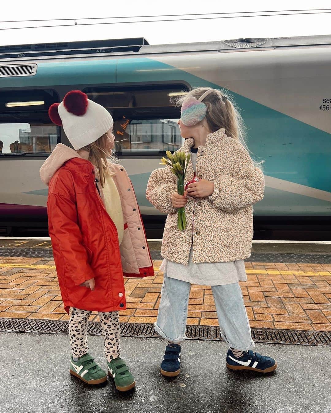 ゴーラのインスタグラム：「@franki.dammone and her family styling our signature Gola Harrier kids' styles 👟⁠ ⁠ Search all of our kids' styles at Gola.co.uk」