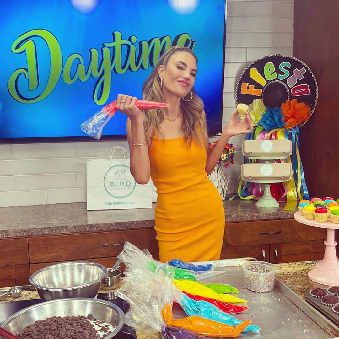 Elizabeth Chambers Hammerのインスタグラム：「Happy Fiesta to all who observe 🎊Our San Antonio and Denver nests have all the @birdbakery treats you need to make the next 7 days the perfect party. See you soon💃🏻」
