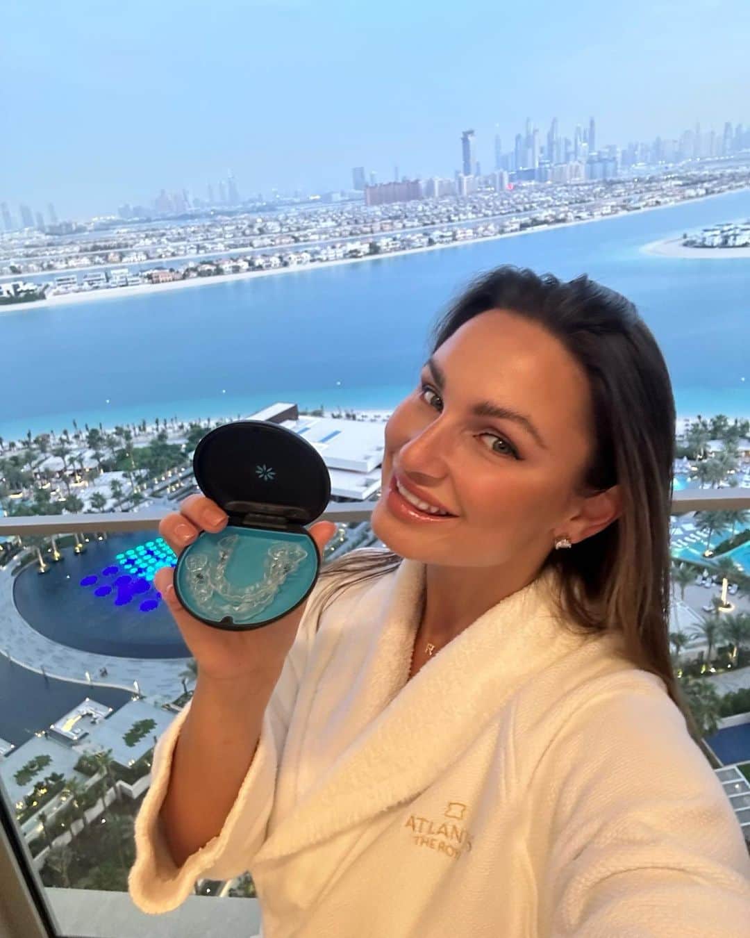 サム・フェアーズのインスタグラム：「Hey everyone ☺️ I just wanted to give you guys an update on my @invisalign_uk treatment as it’s been very convenient so far and wanted to share my experience. I chose Invisalign treatment because it’s trusted by thousands of dentists and orthodontists 🦷 I’ve also found the aligners so comfortable as they’re fitted to my gums and… I can still eat and drink what I like (🙊) by removing the aligners easily. My smile is changing and can’t wait to see the final result 😁 Check out my stories to see how it works! #AD #Invisilign #SmileSquad」