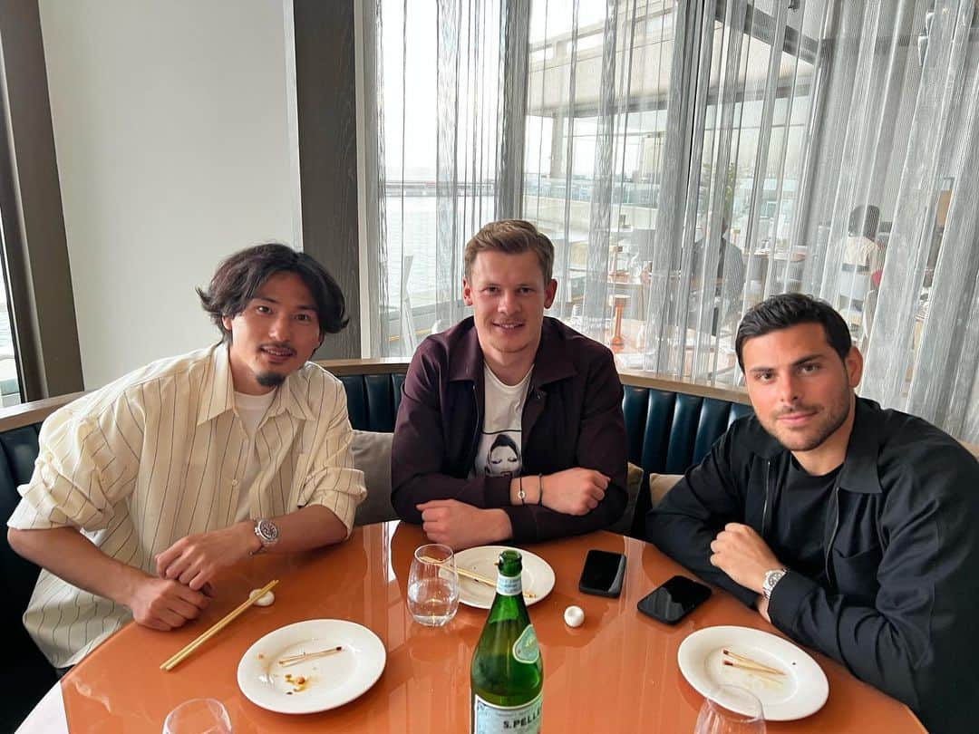 南野拓実のインスタグラム：「Schöner Abend mit Freunden 🇯🇵🇩🇪」