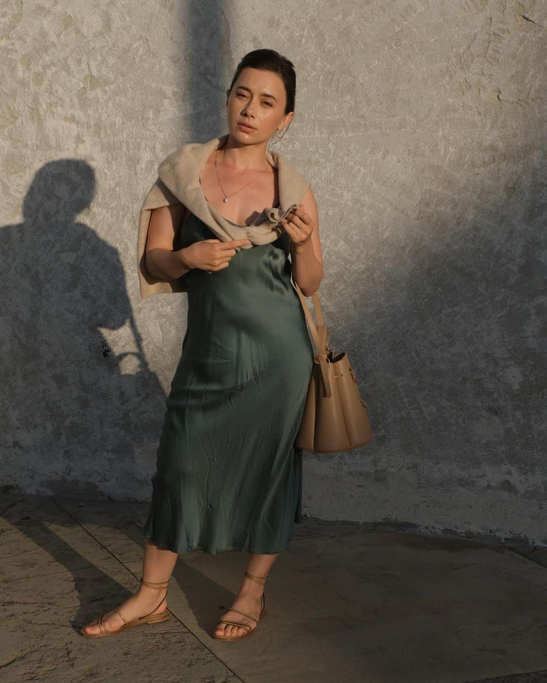オレーシャ・ルーリンのインスタグラム：「My Earth Month eco brand highlight  wouldn’t be complete without @silklaundry. Not only do they make my go to silk slip that I’ve worn for 7 years but they have been sustainable since days one. @silklaundry designs are rooted in timeless design intended to be worn for years not a season. Simply throw on a sweater and you’re ready for Fall; I wear my slips with cashmere sweater and coats all winter. Silk is naturally a body heat regulator so it’s perfect in all weather. My favorite part is that @silklaundry slips are meant to be washed by hand and not dry cleaned. Simply use some delicate wash and your sink. Soak your slip for 5 min and rinse. It will air dry and be ready to go in hours. ♻️」
