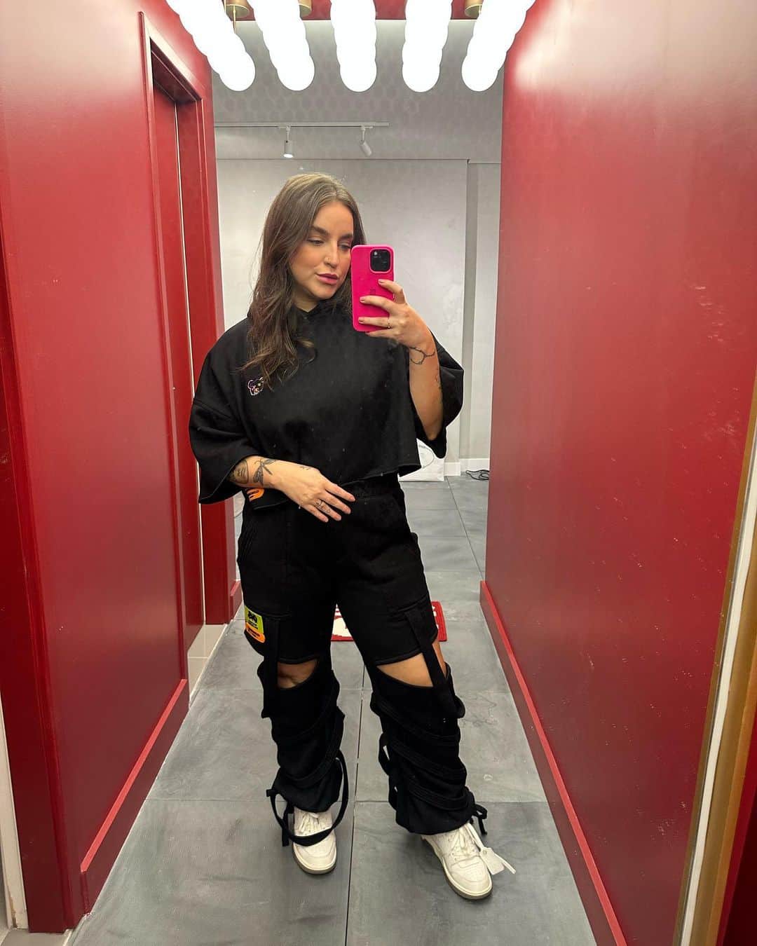 Bruna Unzuetaのインスタグラム：「Um all black nada basico 🤏」