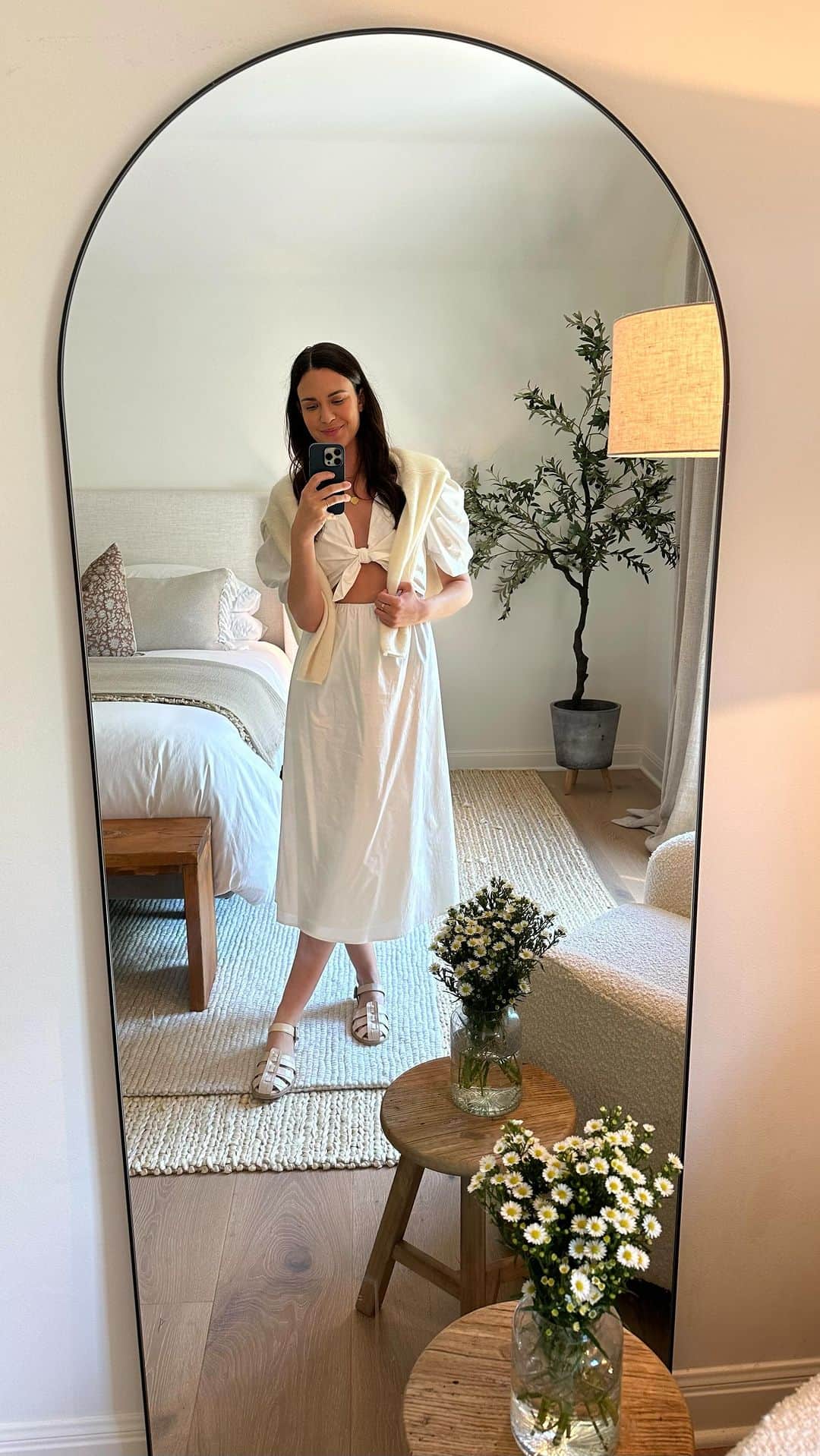 オデット・アナブルのインスタグラム：「I got dressed 4 times this week! The rest I was in sweats. That’s a feat for this mom with 2 kids. Here to share that my favorite shoe brand @fredasalvador is having their Friends + Family event. They don’t do it often, so I’m sharing the love 🖤 I’ve highlighted 4 of my favorite shoes for Spring and Summer. Link in bio to shop! I’ll link outfit deets in stories :)」