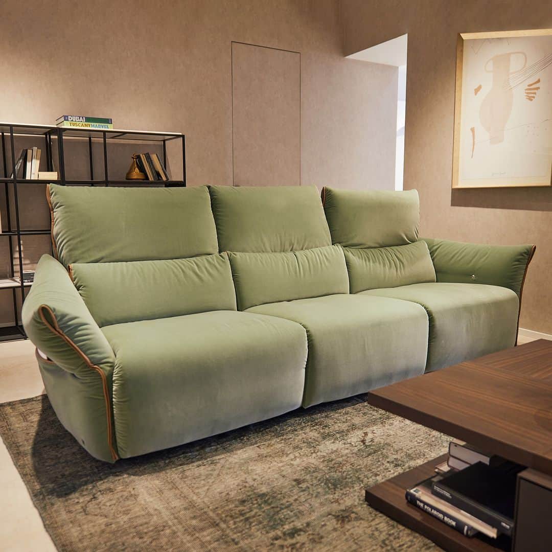 Natuzzi Officialのインスタグラム：「Design and technology come together in Wellbe, an innovative piece of furniture designed to give rest to every single part of the body. Comfortness. A declaration of intent.  17—23 April 2023 Milan Flagship Store - Via Durini, 24.  #natuzzi #natuzziitalia #circleofharmony #milanodesignweek #fuorisalone #fuorisalone2023 #comfortness #Wellbe」
