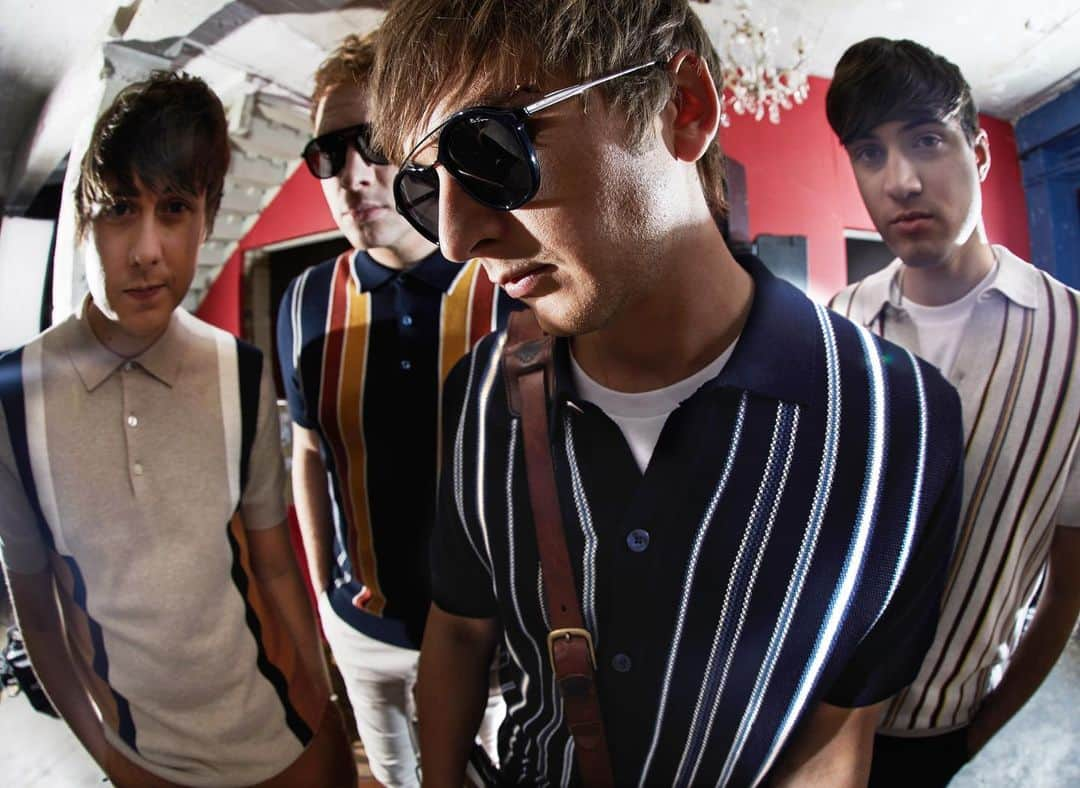 ベンシャーマンのインスタグラム：「Rocking out in stripes with @thesherlocks」