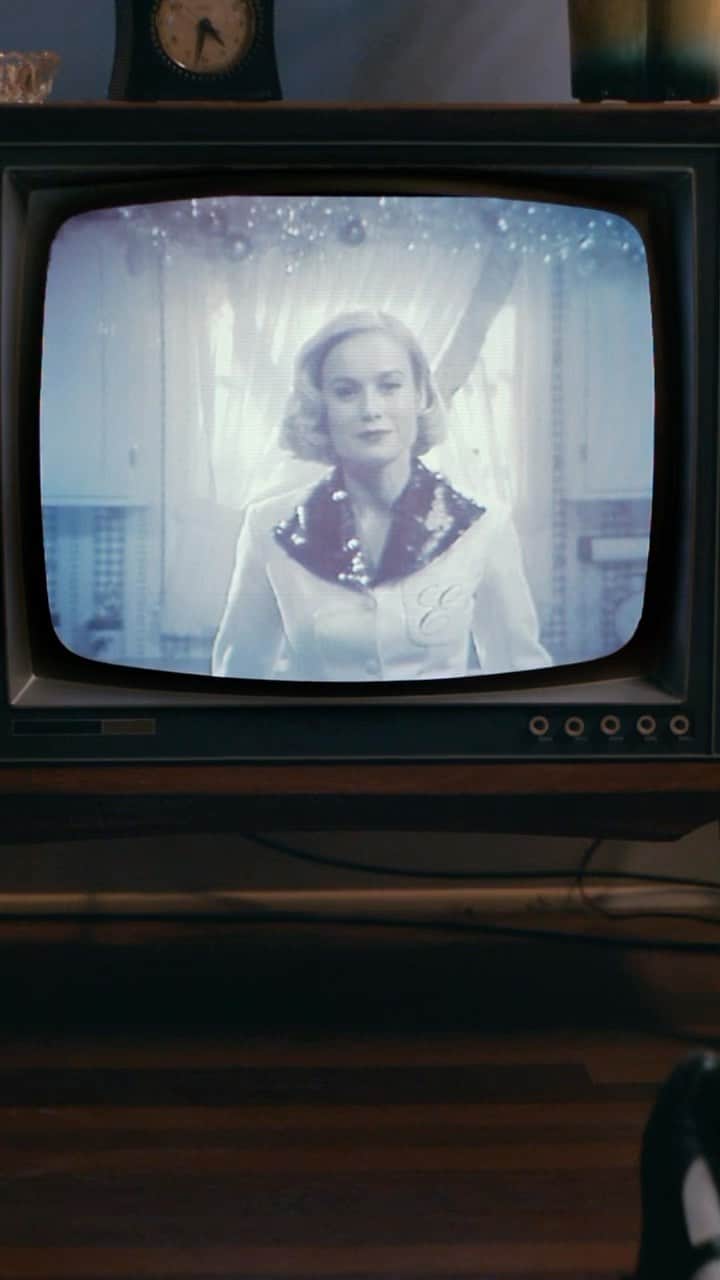 ブリー・ラーソンのインスタグラム：「Your mother needs a moment to herself. #LessonsInChemistry premieres this fall on Apple TV+」