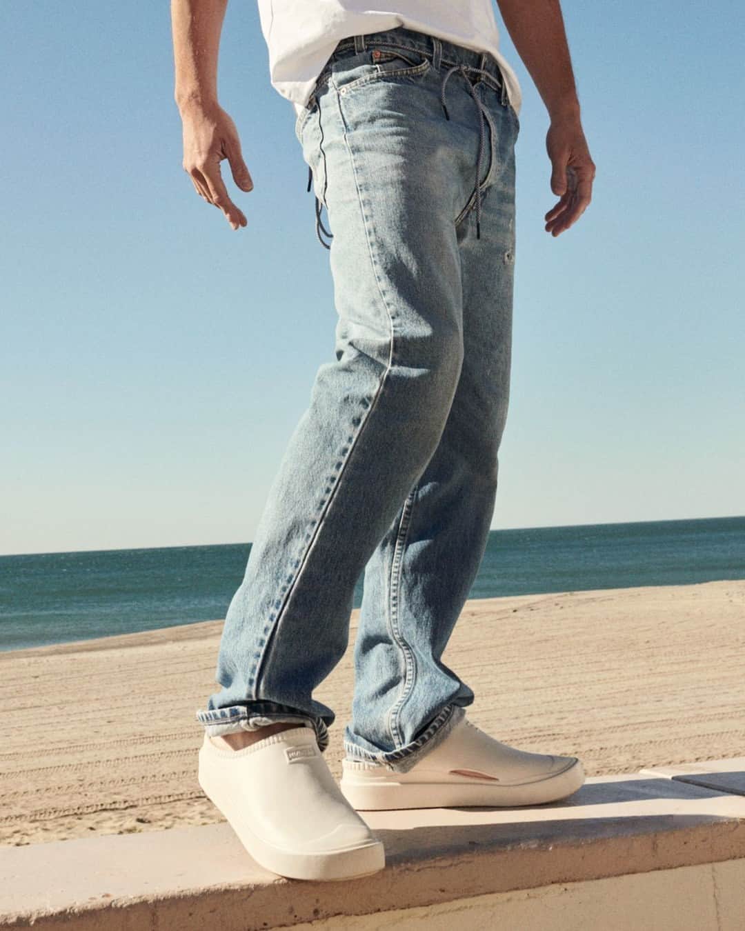 ハンターブーツのインスタグラム：「Our BLOOM™ Clogs in sunny California 🌊 🔆⁣ ⁣ Every pair is blended with algae to help clean natural waterways and clean the air of CO2. ⁣ ⁣ Shop the perfect warm-weather clog at the link in bio. ⁣ ⁣ Thanks to our team:⁣⁣⁣ Photographer: @JahmadBalugo⁣⁣⁣⁣⁣ Make-up: @Karo_Kangas⁣⁣⁣ Stylist: @Candice__Bailey」