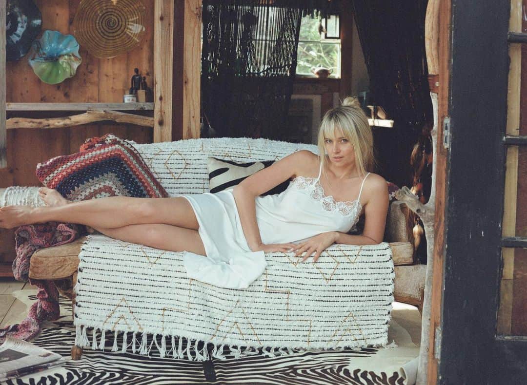 ジェネビーブ・モートンのインスタグラム：「Have you had a chance to get A Day In The Country off my website. We also did a special shot on film series as well. This is one of my favorites from the film collection 🥰」