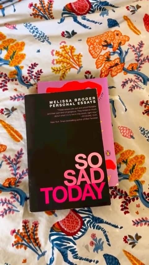 ウィロー・シールズのインスタグラム：「Currently reading or recently finished. Drop your book recommendations in the comments please!! 💕💖 @willowshelf」