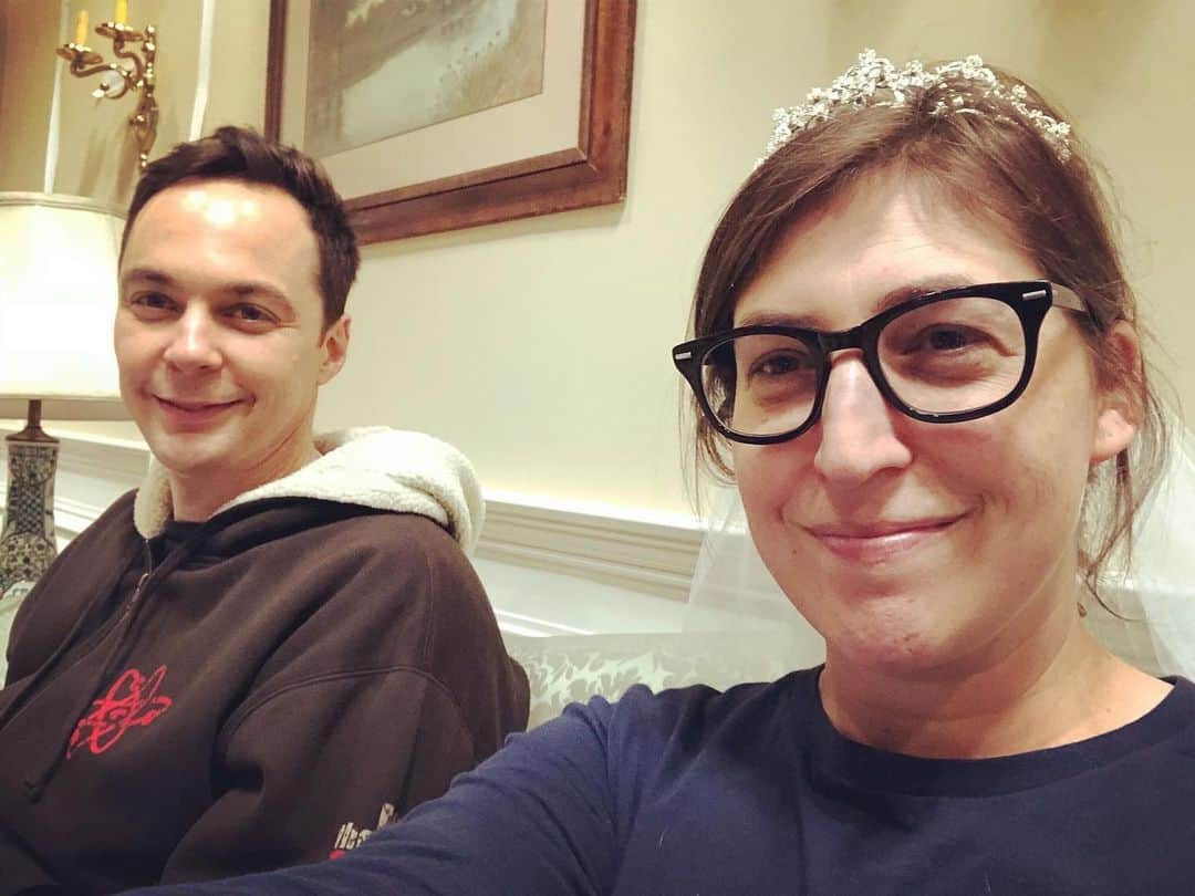 メイム・ビアリクさんのインスタグラム写真 - (メイム・ビアリクInstagram)「Rehearsing the Amy Sheldon wedding episode. Note the veil. 👰🏻」4月21日 2時52分 - missmayim