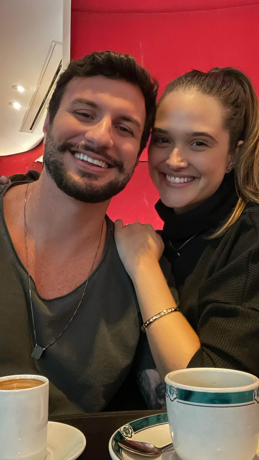 ジュリアナパイヴァのインスタグラム：「Te amo tanto aniversariante…🥳❤️! Que alegria poder compartilhar a vida com vc! O melhor churrasqueiro do mundo, o customizador de abadás, o dançarino de estilo próprio, o personal falador, o músico que se empolga, o desafio da distância, o viciado em café, a fome de todas as horas, o “tio sukita” (só as vezes, vai), o sotaque fofo, o conserta tudo, o meu rascunho ambulante, o que embarca junto nas minhas loucuras de última hora, o namorado mais carinhoso, o parceiro de vida, os olhos que me encantam e me entendem, a palavra na hora certa, os papos profundos sobre espiritualidade, o encaixe perfeito, o Encontro!💜✨ Que essa vida seja cada vez mais linda, leve e melhor pra vc, amor! Te desejo o mundo de possibilidades e que nesse possamos somar e potencializar com a força e o propósito do amor!💕 Vc é luz, Dan! Deus te abençoe sempre! 💚 Feliz vidaaaaaa! Vamos aproveitaaaar!! 🙌🏼🙏🏼🥰✨💫」