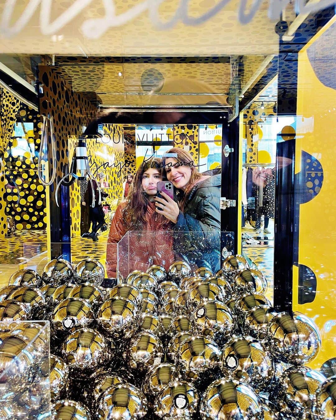 Ilana Wilesさんのインスタグラム写真 - (Ilana WilesInstagram)「If you want to play the Yayoi Kusama claw machine game at Louis Vuitton, you gotta make a purchase first. Oh well. Guess we will not be walking out with an orb. Sorry Mazzy! But we did get a pretty cool pic! #yayoikusama #louisvuitton」4月21日 2時55分 - mommyshorts