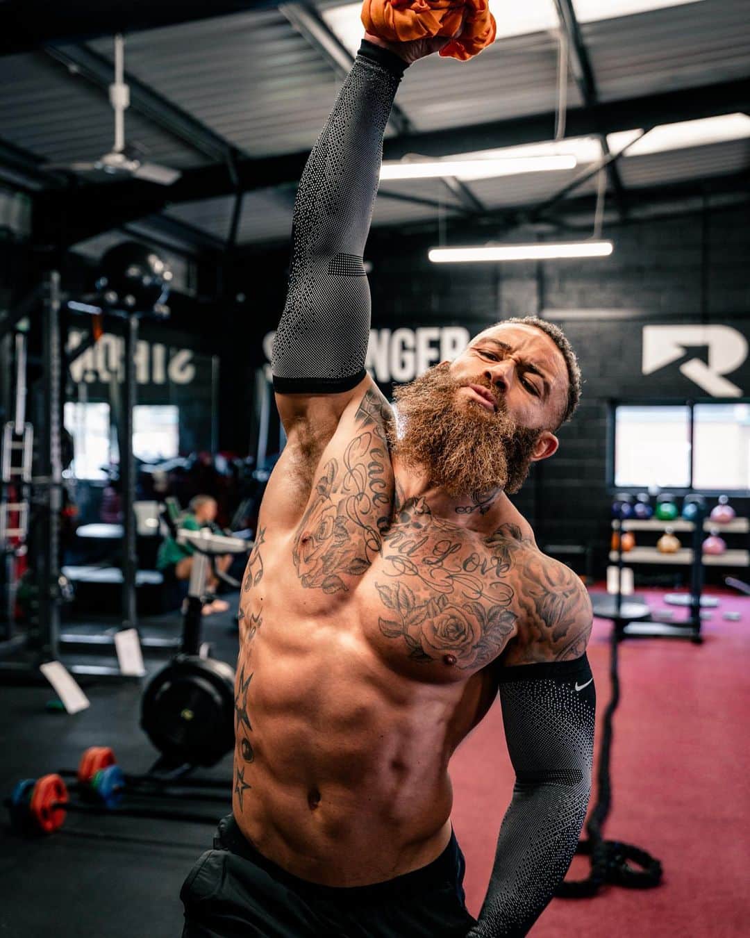 アシュリー・ケインさんのインスタグラム写真 - (アシュリー・ケインInstagram)「I’ve decided to add some strength and conditioning to my running, kayaking and swimming program with the aim of increasing performance output and mitigating the risk of injury 🦾  Remember: 𝙉𝙚𝙫𝙚𝙧 𝙪𝙣𝙙𝙚𝙧𝙚𝙨𝙩𝙞𝙢𝙖𝙩𝙚 𝙩𝙝𝙚 𝙞𝙢𝙥𝙤𝙧𝙩𝙖𝙣𝙘𝙚 𝙤𝙛 𝙗𝙚𝙞𝙣𝙜 𝗦𝗧𝗥𝗢𝗡𝗚. 𝘽𝙤𝙩𝙝 𝙢𝙚𝙣𝙩𝙖𝙡𝙡𝙮 𝙖𝙣𝙙 𝙥𝙝𝙮𝙨𝙞𝙘𝙖𝙡𝙡𝙮. 𝙇𝙞𝙛𝙚 𝙞𝙨 𝙩𝙤𝙪𝙜𝙝, 𝙗𝙪𝙩 𝙨𝙤 𝙖𝙧𝙚 𝙮𝙤𝙪!  Despite what you may think, I’ve stayed away from lifting as much as possible in the last two years to minimise muscle gain in aid of my endurance. However, if we make it back from the Yukon in July… I’m sniffing around the opportunity of attempting a World Record before the year is out and based on this, I will need strength and endurance together in abundance 😤  Note: 𝙊𝙣𝙚 𝙨𝙚𝙘𝙧𝙚𝙩 𝙤𝙛 𝙨𝙪𝙘𝙘𝙚𝙨𝙨 𝙞𝙣 𝙡𝙞𝙛𝙚 𝙞𝙨 𝙩𝙤 𝙗𝙚 𝙧𝙚𝙖𝙙𝙮 𝙛𝙤𝙧 𝙮𝙤𝙪𝙧 𝙤𝙥𝙥𝙤𝙧𝙩𝙪𝙣𝙞𝙩𝙮 𝙬𝙝𝙚𝙣 𝙞𝙩 𝙘𝙤𝙢𝙚𝙨. 𝙒𝙤𝙧𝙠 𝙝𝙖𝙧𝙙, 𝙨𝙩𝙖𝙮 𝙙𝙞𝙨𝙘𝙞𝙥𝙡𝙞𝙣𝙚𝙙 𝙖𝙣𝙙 𝙖𝙡𝙬𝙖𝙮𝙨 𝙗𝙚𝙡𝙞𝙚𝙫𝙚 𝙞𝙣 𝙮𝙤𝙪𝙧𝙨𝙚𝙡𝙛!  For everyone asking about the IVs that I have: It’s a bespoke IV specifically designed for long distance endurance events. The main objective is to reduce or cancel any chance of cramping or muscle spasms due to the immense stress on the body. So a bespoke IV is designed taking into account blood work analysis and training duration. The IV contains a blend of minerals, vitamins and importantly, electrolytes. To aid in long distance events such as the 125 mile ultra kayak. Available after consultation from @transformnow.co.uk 🧬   📸 @billybrownhill」4月21日 3時00分 - mrashleycain