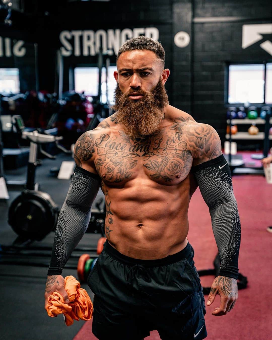 アシュリー・ケインさんのインスタグラム写真 - (アシュリー・ケインInstagram)「I’ve decided to add some strength and conditioning to my running, kayaking and swimming program with the aim of increasing performance output and mitigating the risk of injury 🦾  Remember: 𝙉𝙚𝙫𝙚𝙧 𝙪𝙣𝙙𝙚𝙧𝙚𝙨𝙩𝙞𝙢𝙖𝙩𝙚 𝙩𝙝𝙚 𝙞𝙢𝙥𝙤𝙧𝙩𝙖𝙣𝙘𝙚 𝙤𝙛 𝙗𝙚𝙞𝙣𝙜 𝗦𝗧𝗥𝗢𝗡𝗚. 𝘽𝙤𝙩𝙝 𝙢𝙚𝙣𝙩𝙖𝙡𝙡𝙮 𝙖𝙣𝙙 𝙥𝙝𝙮𝙨𝙞𝙘𝙖𝙡𝙡𝙮. 𝙇𝙞𝙛𝙚 𝙞𝙨 𝙩𝙤𝙪𝙜𝙝, 𝙗𝙪𝙩 𝙨𝙤 𝙖𝙧𝙚 𝙮𝙤𝙪!  Despite what you may think, I’ve stayed away from lifting as much as possible in the last two years to minimise muscle gain in aid of my endurance. However, if we make it back from the Yukon in July… I’m sniffing around the opportunity of attempting a World Record before the year is out and based on this, I will need strength and endurance together in abundance 😤  Note: 𝙊𝙣𝙚 𝙨𝙚𝙘𝙧𝙚𝙩 𝙤𝙛 𝙨𝙪𝙘𝙘𝙚𝙨𝙨 𝙞𝙣 𝙡𝙞𝙛𝙚 𝙞𝙨 𝙩𝙤 𝙗𝙚 𝙧𝙚𝙖𝙙𝙮 𝙛𝙤𝙧 𝙮𝙤𝙪𝙧 𝙤𝙥𝙥𝙤𝙧𝙩𝙪𝙣𝙞𝙩𝙮 𝙬𝙝𝙚𝙣 𝙞𝙩 𝙘𝙤𝙢𝙚𝙨. 𝙒𝙤𝙧𝙠 𝙝𝙖𝙧𝙙, 𝙨𝙩𝙖𝙮 𝙙𝙞𝙨𝙘𝙞𝙥𝙡𝙞𝙣𝙚𝙙 𝙖𝙣𝙙 𝙖𝙡𝙬𝙖𝙮𝙨 𝙗𝙚𝙡𝙞𝙚𝙫𝙚 𝙞𝙣 𝙮𝙤𝙪𝙧𝙨𝙚𝙡𝙛!  For everyone asking about the IVs that I have: It’s a bespoke IV specifically designed for long distance endurance events. The main objective is to reduce or cancel any chance of cramping or muscle spasms due to the immense stress on the body. So a bespoke IV is designed taking into account blood work analysis and training duration. The IV contains a blend of minerals, vitamins and importantly, electrolytes. To aid in long distance events such as the 125 mile ultra kayak. Available after consultation from @transformnow.co.uk 🧬   📸 @billybrownhill」4月21日 3時00分 - mrashleycain