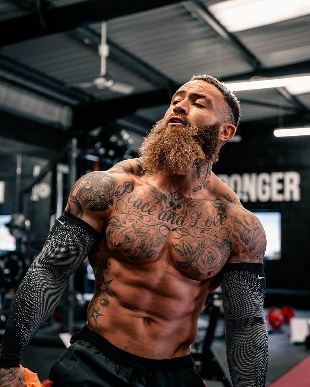 アシュリー・ケインさんのインスタグラム写真 - (アシュリー・ケインInstagram)「I’ve decided to add some strength and conditioning to my running, kayaking and swimming program with the aim of increasing performance output and mitigating the risk of injury 🦾  Remember: 𝙉𝙚𝙫𝙚𝙧 𝙪𝙣𝙙𝙚𝙧𝙚𝙨𝙩𝙞𝙢𝙖𝙩𝙚 𝙩𝙝𝙚 𝙞𝙢𝙥𝙤𝙧𝙩𝙖𝙣𝙘𝙚 𝙤𝙛 𝙗𝙚𝙞𝙣𝙜 𝗦𝗧𝗥𝗢𝗡𝗚. 𝘽𝙤𝙩𝙝 𝙢𝙚𝙣𝙩𝙖𝙡𝙡𝙮 𝙖𝙣𝙙 𝙥𝙝𝙮𝙨𝙞𝙘𝙖𝙡𝙡𝙮. 𝙇𝙞𝙛𝙚 𝙞𝙨 𝙩𝙤𝙪𝙜𝙝, 𝙗𝙪𝙩 𝙨𝙤 𝙖𝙧𝙚 𝙮𝙤𝙪!  Despite what you may think, I’ve stayed away from lifting as much as possible in the last two years to minimise muscle gain in aid of my endurance. However, if we make it back from the Yukon in July… I’m sniffing around the opportunity of attempting a World Record before the year is out and based on this, I will need strength and endurance together in abundance 😤  Note: 𝙊𝙣𝙚 𝙨𝙚𝙘𝙧𝙚𝙩 𝙤𝙛 𝙨𝙪𝙘𝙘𝙚𝙨𝙨 𝙞𝙣 𝙡𝙞𝙛𝙚 𝙞𝙨 𝙩𝙤 𝙗𝙚 𝙧𝙚𝙖𝙙𝙮 𝙛𝙤𝙧 𝙮𝙤𝙪𝙧 𝙤𝙥𝙥𝙤𝙧𝙩𝙪𝙣𝙞𝙩𝙮 𝙬𝙝𝙚𝙣 𝙞𝙩 𝙘𝙤𝙢𝙚𝙨. 𝙒𝙤𝙧𝙠 𝙝𝙖𝙧𝙙, 𝙨𝙩𝙖𝙮 𝙙𝙞𝙨𝙘𝙞𝙥𝙡𝙞𝙣𝙚𝙙 𝙖𝙣𝙙 𝙖𝙡𝙬𝙖𝙮𝙨 𝙗𝙚𝙡𝙞𝙚𝙫𝙚 𝙞𝙣 𝙮𝙤𝙪𝙧𝙨𝙚𝙡𝙛!  For everyone asking about the IVs that I have: It’s a bespoke IV specifically designed for long distance endurance events. The main objective is to reduce or cancel any chance of cramping or muscle spasms due to the immense stress on the body. So a bespoke IV is designed taking into account blood work analysis and training duration. The IV contains a blend of minerals, vitamins and importantly, electrolytes. To aid in long distance events such as the 125 mile ultra kayak. Available after consultation from @transformnow.co.uk 🧬   📸 @billybrownhill」4月21日 3時00分 - mrashleycain