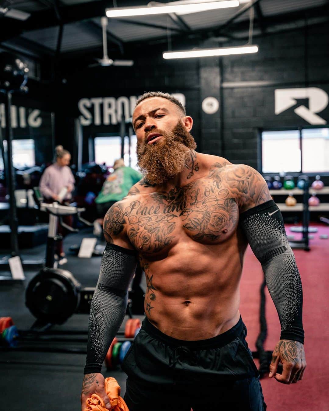 アシュリー・ケインさんのインスタグラム写真 - (アシュリー・ケインInstagram)「I’ve decided to add some strength and conditioning to my running, kayaking and swimming program with the aim of increasing performance output and mitigating the risk of injury 🦾  Remember: 𝙉𝙚𝙫𝙚𝙧 𝙪𝙣𝙙𝙚𝙧𝙚𝙨𝙩𝙞𝙢𝙖𝙩𝙚 𝙩𝙝𝙚 𝙞𝙢𝙥𝙤𝙧𝙩𝙖𝙣𝙘𝙚 𝙤𝙛 𝙗𝙚𝙞𝙣𝙜 𝗦𝗧𝗥𝗢𝗡𝗚. 𝘽𝙤𝙩𝙝 𝙢𝙚𝙣𝙩𝙖𝙡𝙡𝙮 𝙖𝙣𝙙 𝙥𝙝𝙮𝙨𝙞𝙘𝙖𝙡𝙡𝙮. 𝙇𝙞𝙛𝙚 𝙞𝙨 𝙩𝙤𝙪𝙜𝙝, 𝙗𝙪𝙩 𝙨𝙤 𝙖𝙧𝙚 𝙮𝙤𝙪!  Despite what you may think, I’ve stayed away from lifting as much as possible in the last two years to minimise muscle gain in aid of my endurance. However, if we make it back from the Yukon in July… I’m sniffing around the opportunity of attempting a World Record before the year is out and based on this, I will need strength and endurance together in abundance 😤  Note: 𝙊𝙣𝙚 𝙨𝙚𝙘𝙧𝙚𝙩 𝙤𝙛 𝙨𝙪𝙘𝙘𝙚𝙨𝙨 𝙞𝙣 𝙡𝙞𝙛𝙚 𝙞𝙨 𝙩𝙤 𝙗𝙚 𝙧𝙚𝙖𝙙𝙮 𝙛𝙤𝙧 𝙮𝙤𝙪𝙧 𝙤𝙥𝙥𝙤𝙧𝙩𝙪𝙣𝙞𝙩𝙮 𝙬𝙝𝙚𝙣 𝙞𝙩 𝙘𝙤𝙢𝙚𝙨. 𝙒𝙤𝙧𝙠 𝙝𝙖𝙧𝙙, 𝙨𝙩𝙖𝙮 𝙙𝙞𝙨𝙘𝙞𝙥𝙡𝙞𝙣𝙚𝙙 𝙖𝙣𝙙 𝙖𝙡𝙬𝙖𝙮𝙨 𝙗𝙚𝙡𝙞𝙚𝙫𝙚 𝙞𝙣 𝙮𝙤𝙪𝙧𝙨𝙚𝙡𝙛!  For everyone asking about the IVs that I have: It’s a bespoke IV specifically designed for long distance endurance events. The main objective is to reduce or cancel any chance of cramping or muscle spasms due to the immense stress on the body. So a bespoke IV is designed taking into account blood work analysis and training duration. The IV contains a blend of minerals, vitamins and importantly, electrolytes. To aid in long distance events such as the 125 mile ultra kayak. Available after consultation from @transformnow.co.uk 🧬   📸 @billybrownhill」4月21日 3時00分 - mrashleycain