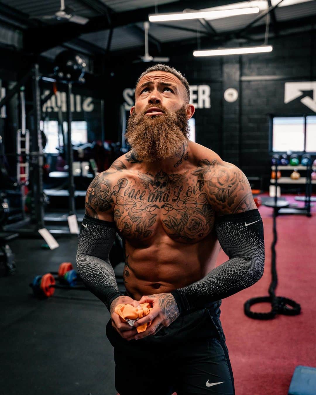 アシュリー・ケインさんのインスタグラム写真 - (アシュリー・ケインInstagram)「I’ve decided to add some strength and conditioning to my running, kayaking and swimming program with the aim of increasing performance output and mitigating the risk of injury 🦾  Remember: 𝙉𝙚𝙫𝙚𝙧 𝙪𝙣𝙙𝙚𝙧𝙚𝙨𝙩𝙞𝙢𝙖𝙩𝙚 𝙩𝙝𝙚 𝙞𝙢𝙥𝙤𝙧𝙩𝙖𝙣𝙘𝙚 𝙤𝙛 𝙗𝙚𝙞𝙣𝙜 𝗦𝗧𝗥𝗢𝗡𝗚. 𝘽𝙤𝙩𝙝 𝙢𝙚𝙣𝙩𝙖𝙡𝙡𝙮 𝙖𝙣𝙙 𝙥𝙝𝙮𝙨𝙞𝙘𝙖𝙡𝙡𝙮. 𝙇𝙞𝙛𝙚 𝙞𝙨 𝙩𝙤𝙪𝙜𝙝, 𝙗𝙪𝙩 𝙨𝙤 𝙖𝙧𝙚 𝙮𝙤𝙪!  Despite what you may think, I’ve stayed away from lifting as much as possible in the last two years to minimise muscle gain in aid of my endurance. However, if we make it back from the Yukon in July… I’m sniffing around the opportunity of attempting a World Record before the year is out and based on this, I will need strength and endurance together in abundance 😤  Note: 𝙊𝙣𝙚 𝙨𝙚𝙘𝙧𝙚𝙩 𝙤𝙛 𝙨𝙪𝙘𝙘𝙚𝙨𝙨 𝙞𝙣 𝙡𝙞𝙛𝙚 𝙞𝙨 𝙩𝙤 𝙗𝙚 𝙧𝙚𝙖𝙙𝙮 𝙛𝙤𝙧 𝙮𝙤𝙪𝙧 𝙤𝙥𝙥𝙤𝙧𝙩𝙪𝙣𝙞𝙩𝙮 𝙬𝙝𝙚𝙣 𝙞𝙩 𝙘𝙤𝙢𝙚𝙨. 𝙒𝙤𝙧𝙠 𝙝𝙖𝙧𝙙, 𝙨𝙩𝙖𝙮 𝙙𝙞𝙨𝙘𝙞𝙥𝙡𝙞𝙣𝙚𝙙 𝙖𝙣𝙙 𝙖𝙡𝙬𝙖𝙮𝙨 𝙗𝙚𝙡𝙞𝙚𝙫𝙚 𝙞𝙣 𝙮𝙤𝙪𝙧𝙨𝙚𝙡𝙛!  For everyone asking about the IVs that I have: It’s a bespoke IV specifically designed for long distance endurance events. The main objective is to reduce or cancel any chance of cramping or muscle spasms due to the immense stress on the body. So a bespoke IV is designed taking into account blood work analysis and training duration. The IV contains a blend of minerals, vitamins and importantly, electrolytes. To aid in long distance events such as the 125 mile ultra kayak. Available after consultation from @transformnow.co.uk 🧬   📸 @billybrownhill」4月21日 3時00分 - mrashleycain