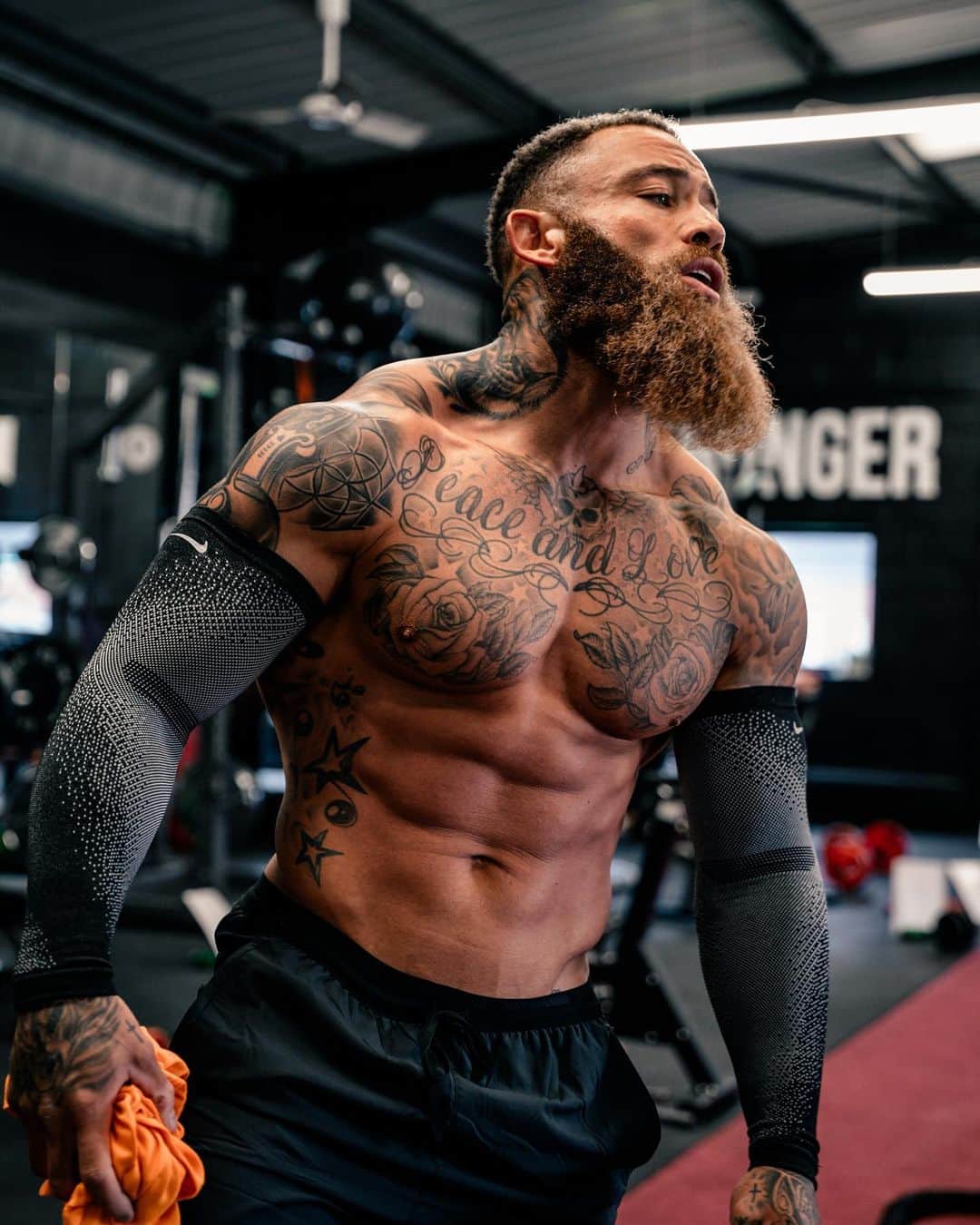 アシュリー・ケインのインスタグラム：「I’ve decided to add some strength and conditioning to my running, kayaking and swimming program with the aim of increasing performance output and mitigating the risk of injury 🦾  Remember: 𝙉𝙚𝙫𝙚𝙧 𝙪𝙣𝙙𝙚𝙧𝙚𝙨𝙩𝙞𝙢𝙖𝙩𝙚 𝙩𝙝𝙚 𝙞𝙢𝙥𝙤𝙧𝙩𝙖𝙣𝙘𝙚 𝙤𝙛 𝙗𝙚𝙞𝙣𝙜 𝗦𝗧𝗥𝗢𝗡𝗚. 𝘽𝙤𝙩𝙝 𝙢𝙚𝙣𝙩𝙖𝙡𝙡𝙮 𝙖𝙣𝙙 𝙥𝙝𝙮𝙨𝙞𝙘𝙖𝙡𝙡𝙮. 𝙇𝙞𝙛𝙚 𝙞𝙨 𝙩𝙤𝙪𝙜𝙝, 𝙗𝙪𝙩 𝙨𝙤 𝙖𝙧𝙚 𝙮𝙤𝙪!  Despite what you may think, I’ve stayed away from lifting as much as possible in the last two years to minimise muscle gain in aid of my endurance. However, if we make it back from the Yukon in July… I’m sniffing around the opportunity of attempting a World Record before the year is out and based on this, I will need strength and endurance together in abundance 😤  Note: 𝙊𝙣𝙚 𝙨𝙚𝙘𝙧𝙚𝙩 𝙤𝙛 𝙨𝙪𝙘𝙘𝙚𝙨𝙨 𝙞𝙣 𝙡𝙞𝙛𝙚 𝙞𝙨 𝙩𝙤 𝙗𝙚 𝙧𝙚𝙖𝙙𝙮 𝙛𝙤𝙧 𝙮𝙤𝙪𝙧 𝙤𝙥𝙥𝙤𝙧𝙩𝙪𝙣𝙞𝙩𝙮 𝙬𝙝𝙚𝙣 𝙞𝙩 𝙘𝙤𝙢𝙚𝙨. 𝙒𝙤𝙧𝙠 𝙝𝙖𝙧𝙙, 𝙨𝙩𝙖𝙮 𝙙𝙞𝙨𝙘𝙞𝙥𝙡𝙞𝙣𝙚𝙙 𝙖𝙣𝙙 𝙖𝙡𝙬𝙖𝙮𝙨 𝙗𝙚𝙡𝙞𝙚𝙫𝙚 𝙞𝙣 𝙮𝙤𝙪𝙧𝙨𝙚𝙡𝙛!  For everyone asking about the IVs that I have: It’s a bespoke IV specifically designed for long distance endurance events. The main objective is to reduce or cancel any chance of cramping or muscle spasms due to the immense stress on the body. So a bespoke IV is designed taking into account blood work analysis and training duration. The IV contains a blend of minerals, vitamins and importantly, electrolytes. To aid in long distance events such as the 125 mile ultra kayak. Available after consultation from @transformnow.co.uk 🧬   📸 @billybrownhill」