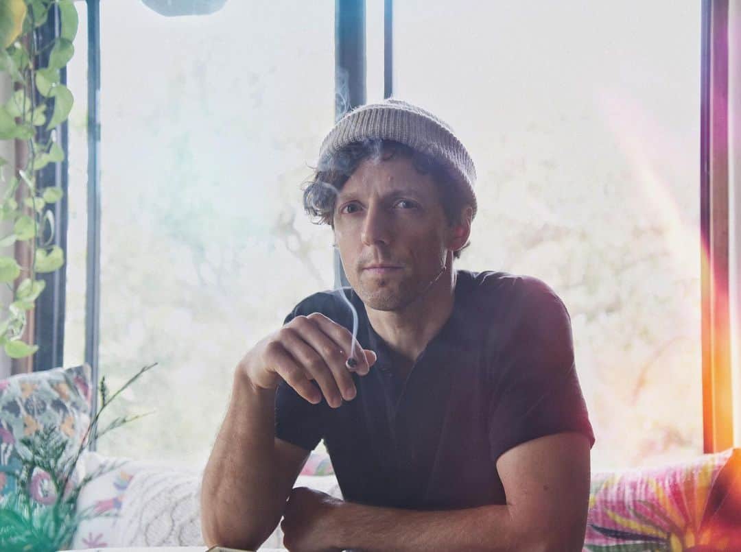 ジェイソン・ムラーズさんのインスタグラム写真 - (ジェイソン・ムラーズInstagram)「In 2002 I was arrested and jailed for possessing a very small amount of cannabis. It was embarrassing (at the time) as it made travel and employment difficult. How strange to make a species illegal when the plant is not harmful but the law is.  Today it’s widely accepted where I live, but we still have a long way to go. Legalize it nationwide. Pardon all offenses. Release the wrongfully jailed. Expunge criminal records. Restore integrity. Give peace a chance.  📸 @shervinfoto」4月21日 3時11分 - jason_mraz