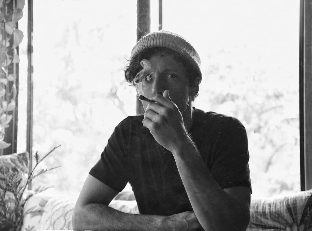 ジェイソン・ムラーズのインスタグラム：「In 2002 I was arrested and jailed for possessing a very small amount of cannabis. It was embarrassing (at the time) as it made travel and employment difficult. How strange to make a species illegal when the plant is not harmful but the law is.  Today it’s widely accepted where I live, but we still have a long way to go. Legalize it nationwide. Pardon all offenses. Release the wrongfully jailed. Expunge criminal records. Restore integrity. Give peace a chance.  📸 @shervinfoto」
