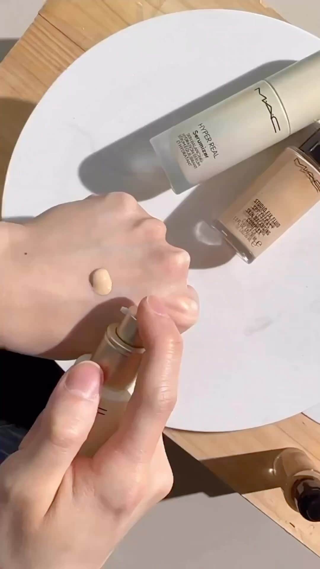 M·A·C Cosmetics BRのインスタグラム：「Quando você pensou que nossa base nº1 não poderia ficar melhor... O NOVO #MACHyperReal Serumizer™ melhora a aparência da maquiagem, pois requilibra, retexturiza e fortalece a barreira da pele, garantindo maciez com um toque glow ✨  #ParaTodoMundoVer: no vídeo aparece a mão do @flamesoul que aplica a base Studio Fix Fluid e o Hyper Real Serumizer™ no dorso da mão e espalha com um pincel, apresentando o efeito glow que eles deixam na pele.    #MACSkincare #SkinArtistry #Regram: @maccosmeticshk @flamesoul」